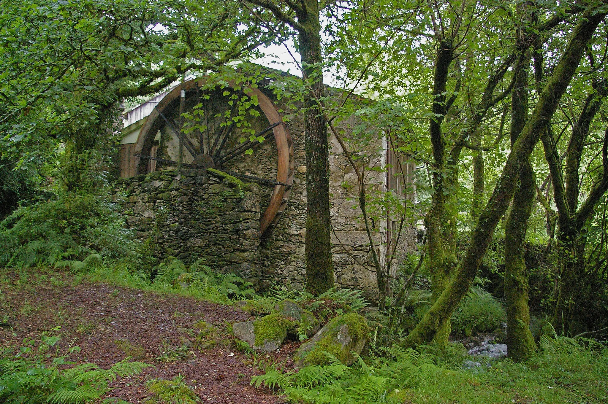 Photo showing: Construído en 1922, emprega a forza da auga para serrar troncos, foi restaurado nos derradeiros anos.