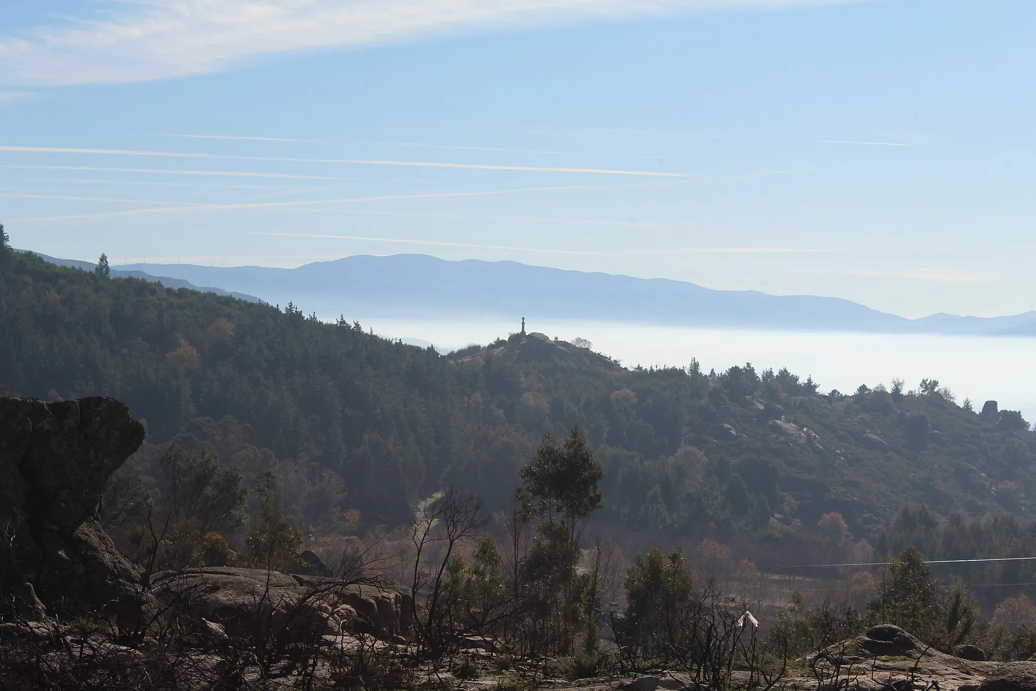 Photo showing: Vista panorámica del Monte de la Picaraña en Ponteareas, Galicia; desde una montaña cercana. Se puede ver la cruz monumental que corona el monte y el Valle del Tea al fondo cubierto por las nubes.