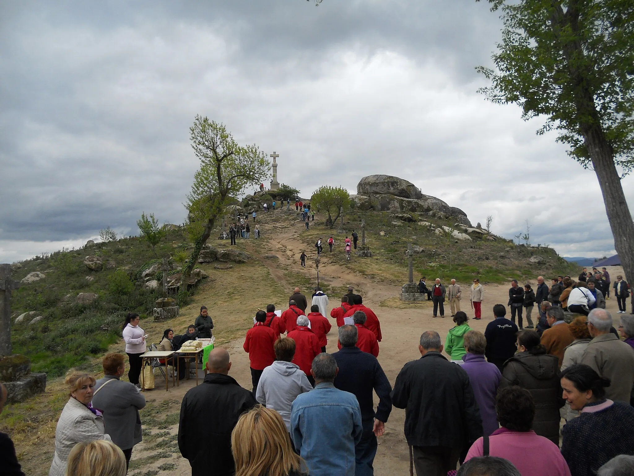 Photo showing: Imagen de una multitud que se dirige hacia la cruz monumental de A Picaraña, durante la romería que se celebra el 1 de mayo.