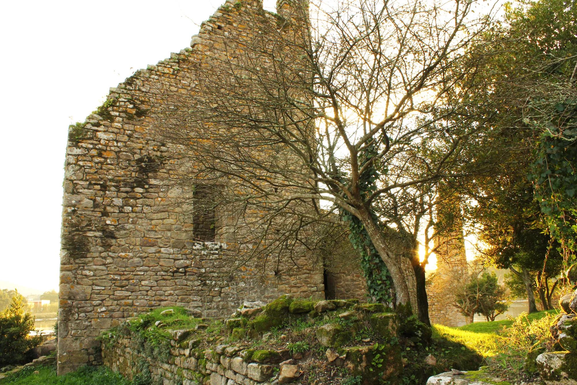 Photo showing: Construidas en el siglo IX, las Torres del Oeste de Catoira formaban parte de un castillo conocido como Castellum Honesti, que servía para defender la desembocadura del Río Ulla de los ataques de los piratas normandos.
Towers of Catoira

Built in the ninth century, the Western Towers of Catoira were part of a castle known as Castellum Honesti, which served to defend the mouth of the Ulla River from the attacks of Norman pirates.