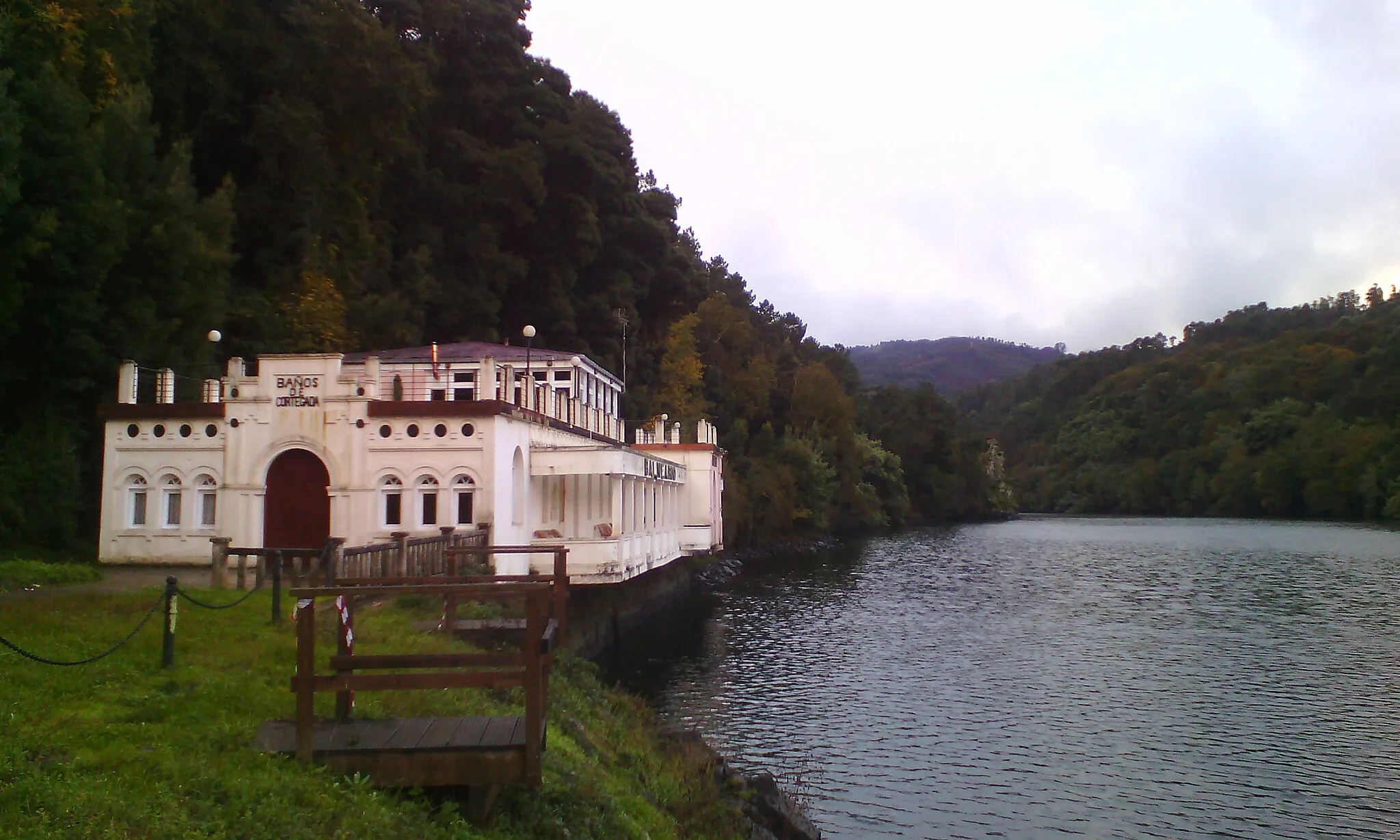 Photo showing: Balneario en Cortegada, a pé do río Miño