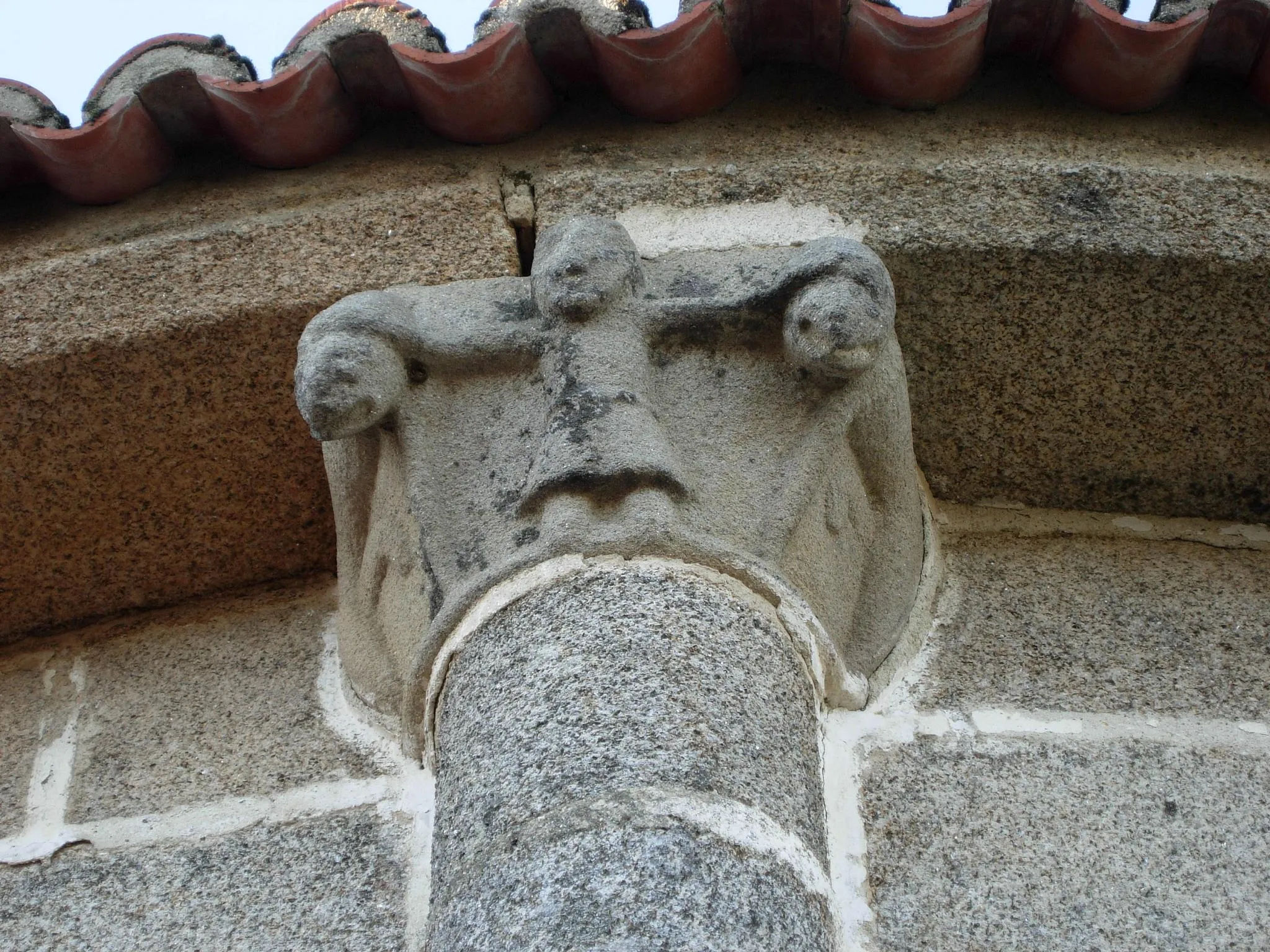 Photo showing: Capitel en el alero del ábside.
