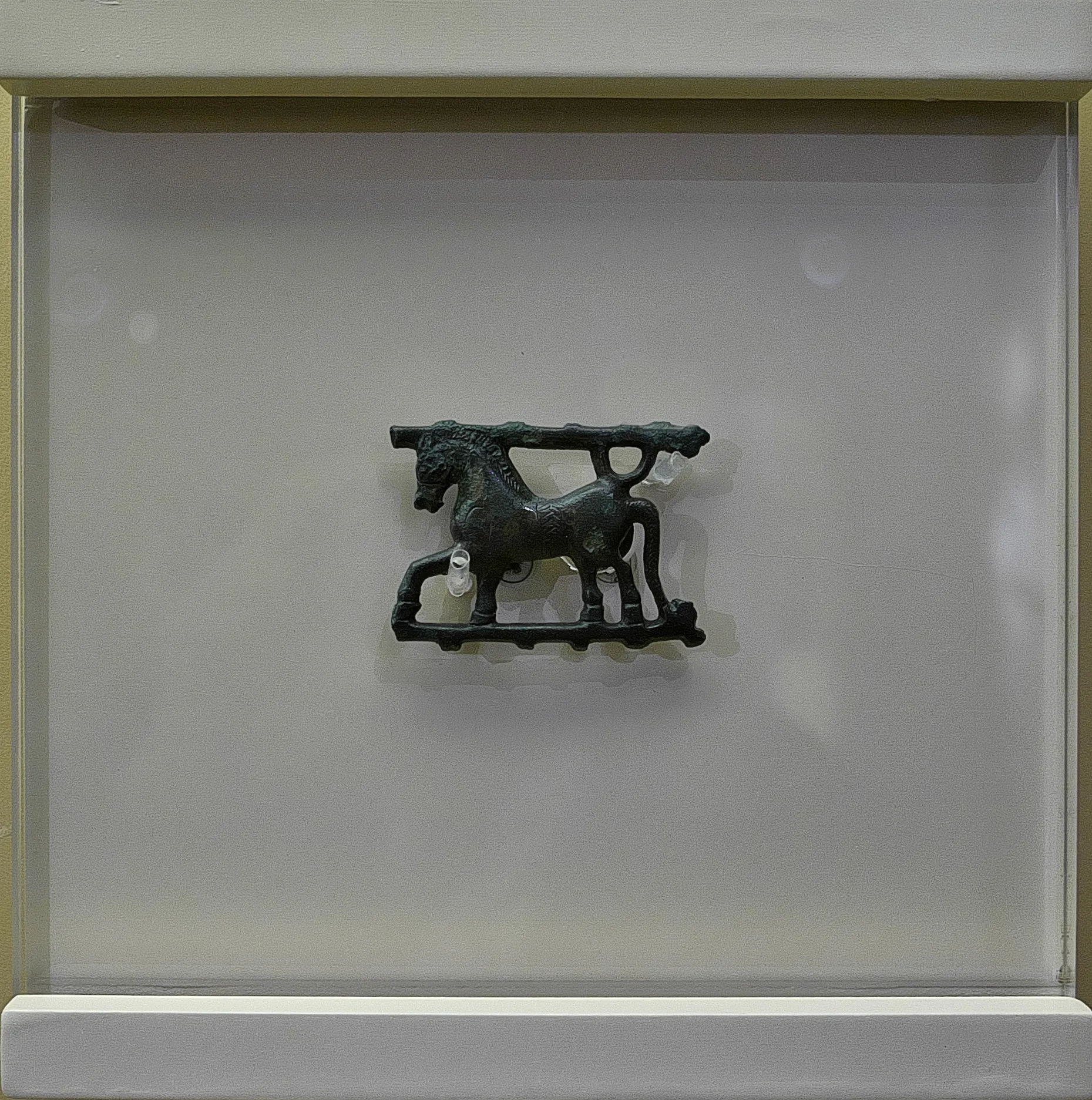 Photo showing: Museo Arqueológico Provincial de Orense. Placa calada fundida en bronce, cultura tardorromana (351-425), representando a un caballo y utilizada en la indumentaria militar. Procedente del Conjunto arqueológico - natural de Santomé.