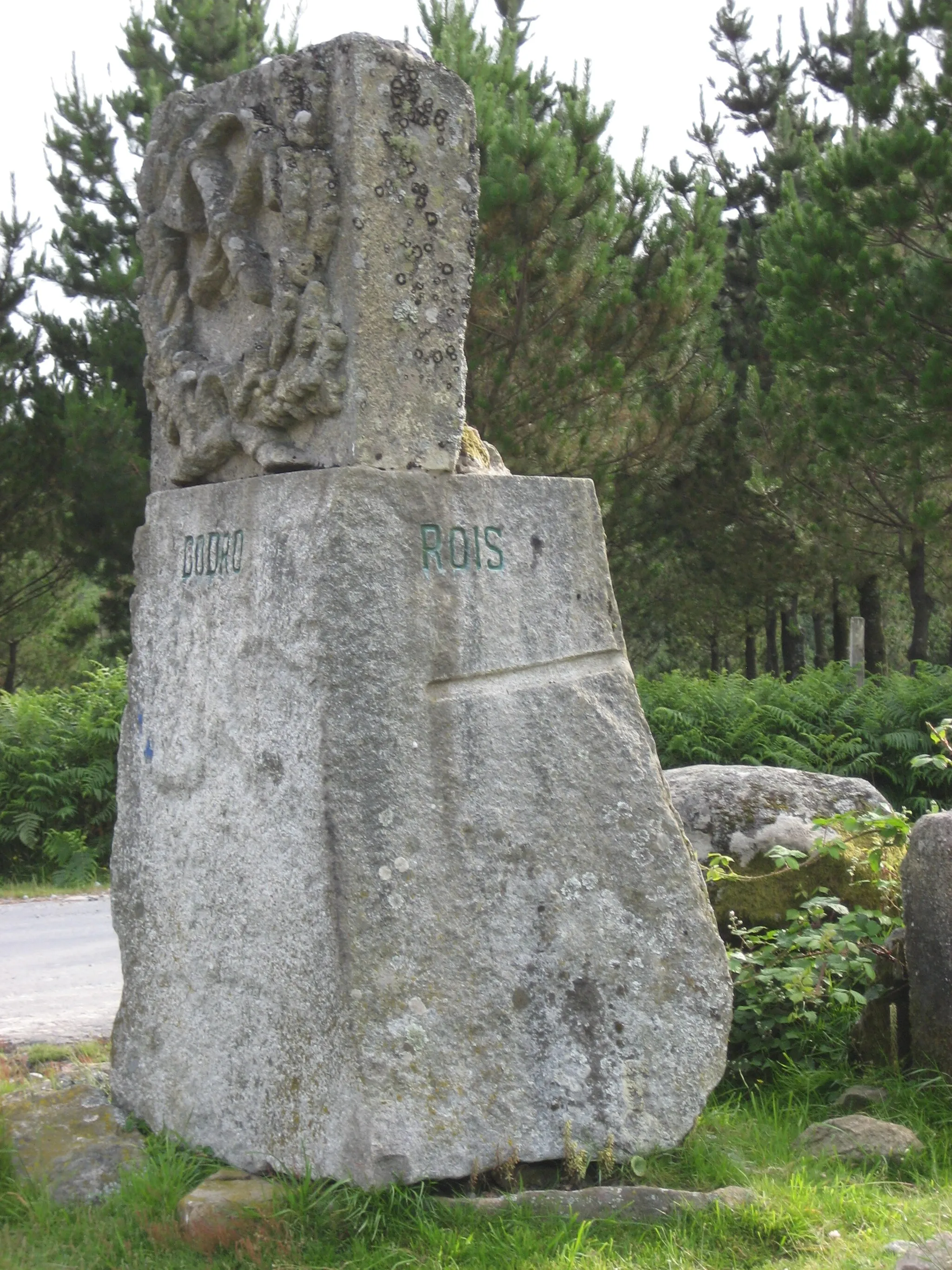 Photo showing: Piedra que divide los municipios de Rois, Dodro (parte visible), Rianxo y Lousame (parte oculta). En la provincia de La Coruña (Galicia, España). 23 de junio de 2007.