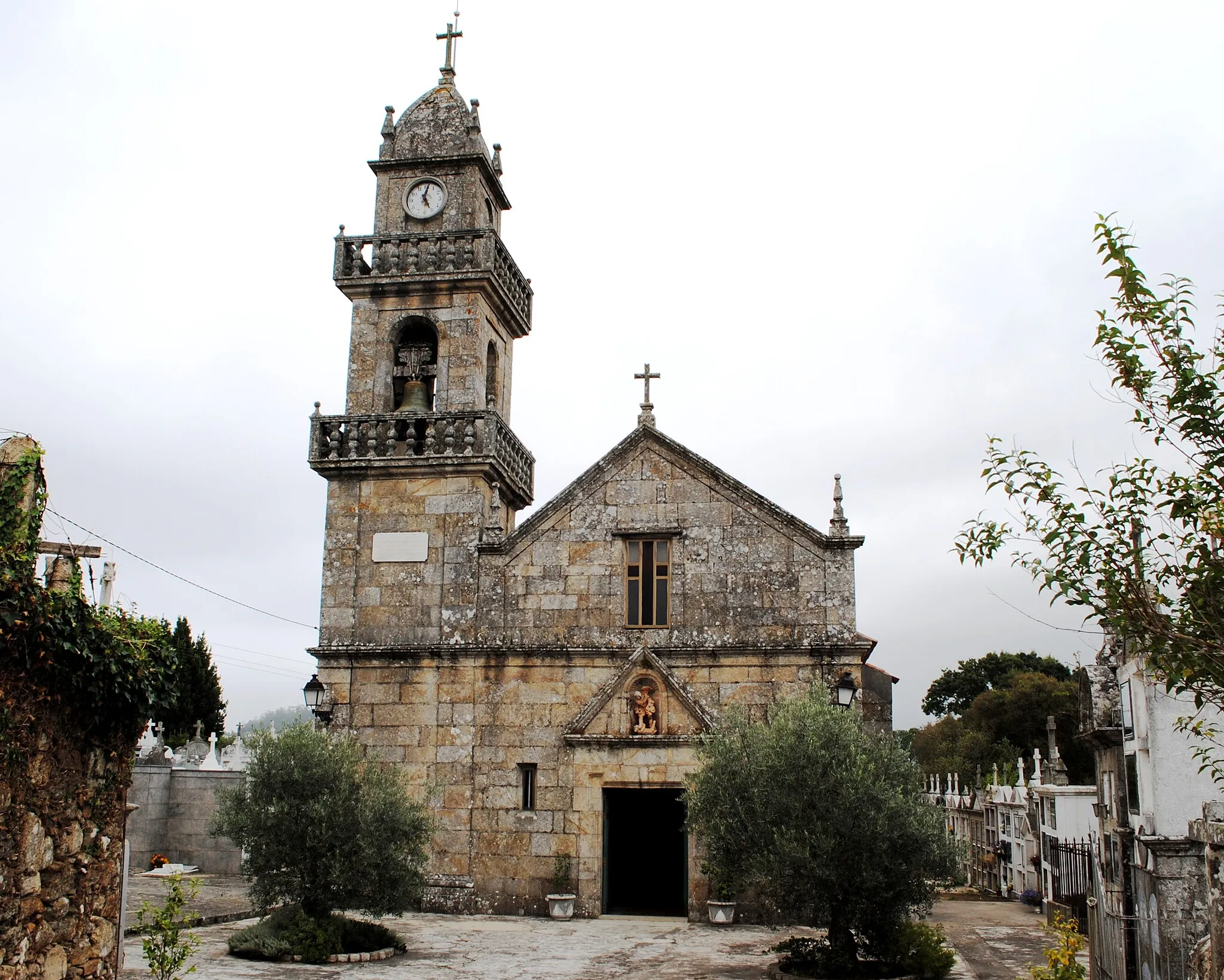 Photo showing: O Rosal, S. Miguel de Tabagón, igrexa.