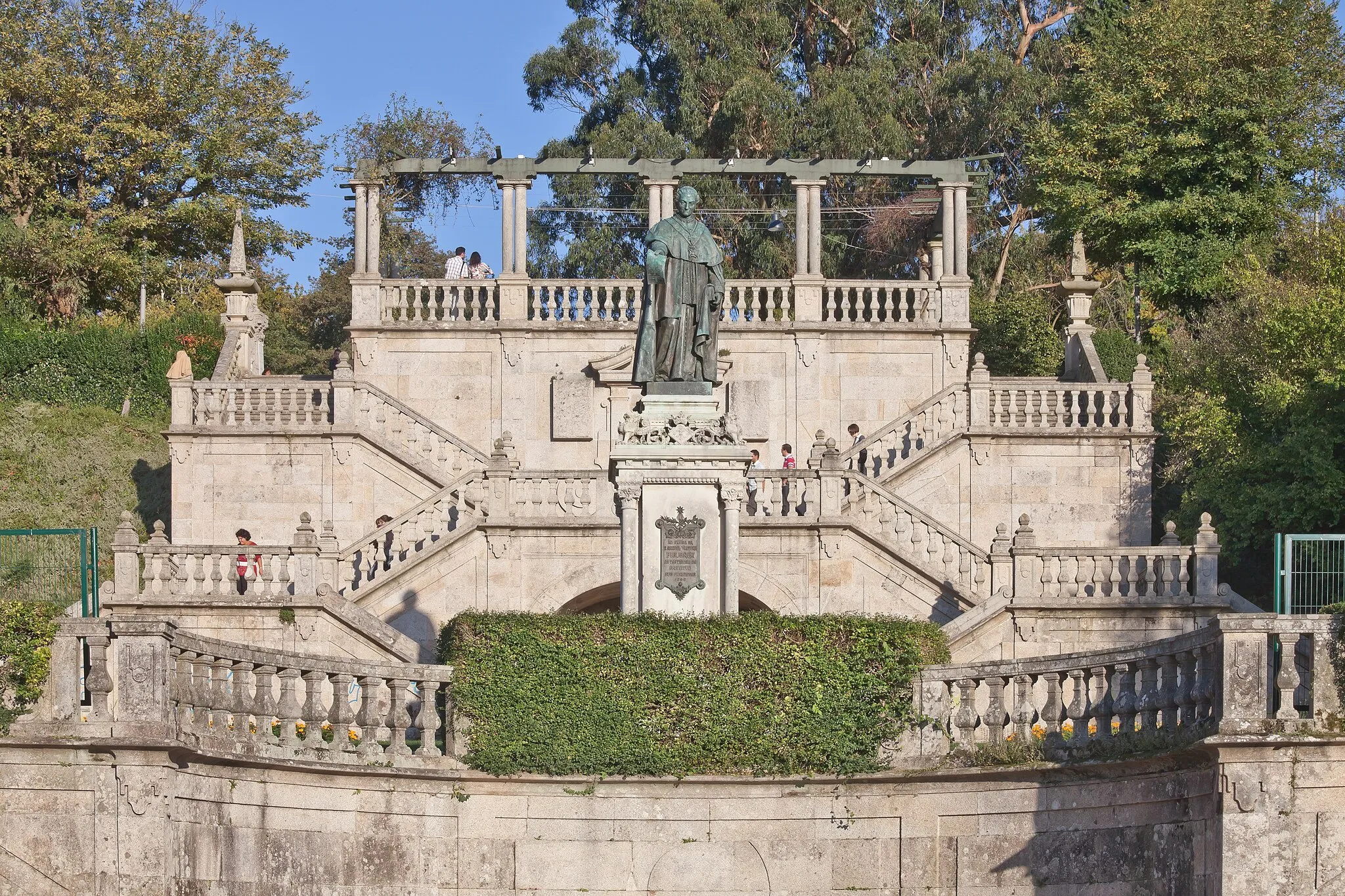 Photo showing: Sculpture of Manuel Vázquez Figueroa, park of Santiago de Compostela, Galicia (Spain)