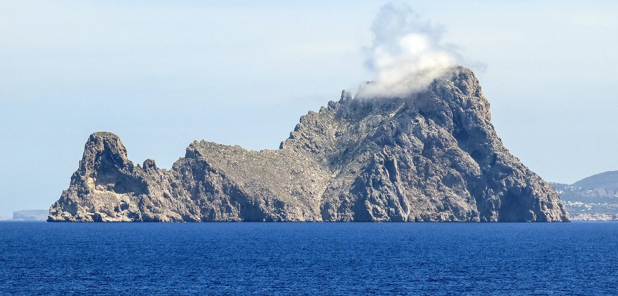Photo showing: Es Vedrà és un illot que es troba a 2 km de la costa occidental d'Eivissa, davant de Cala d'Hort. Pertany al municipi de Sant Josep de sa Talaia i no està habitat. Té una altitud de 382 m, i al seu costat es troba Es Vedranell, de 128 m. Els dos illots, juntament amb els illots de Ponent (les illes Bledes, l'illa de s'Espartar, l'illa des Bosc i l'illa de sa Conillera), formen part de les Reserves naturals des Vedrà, es Vedranell i els illots de Ponent), protegides pel Decret 24/2002 des de l'any 2002. (Viquipèdia)