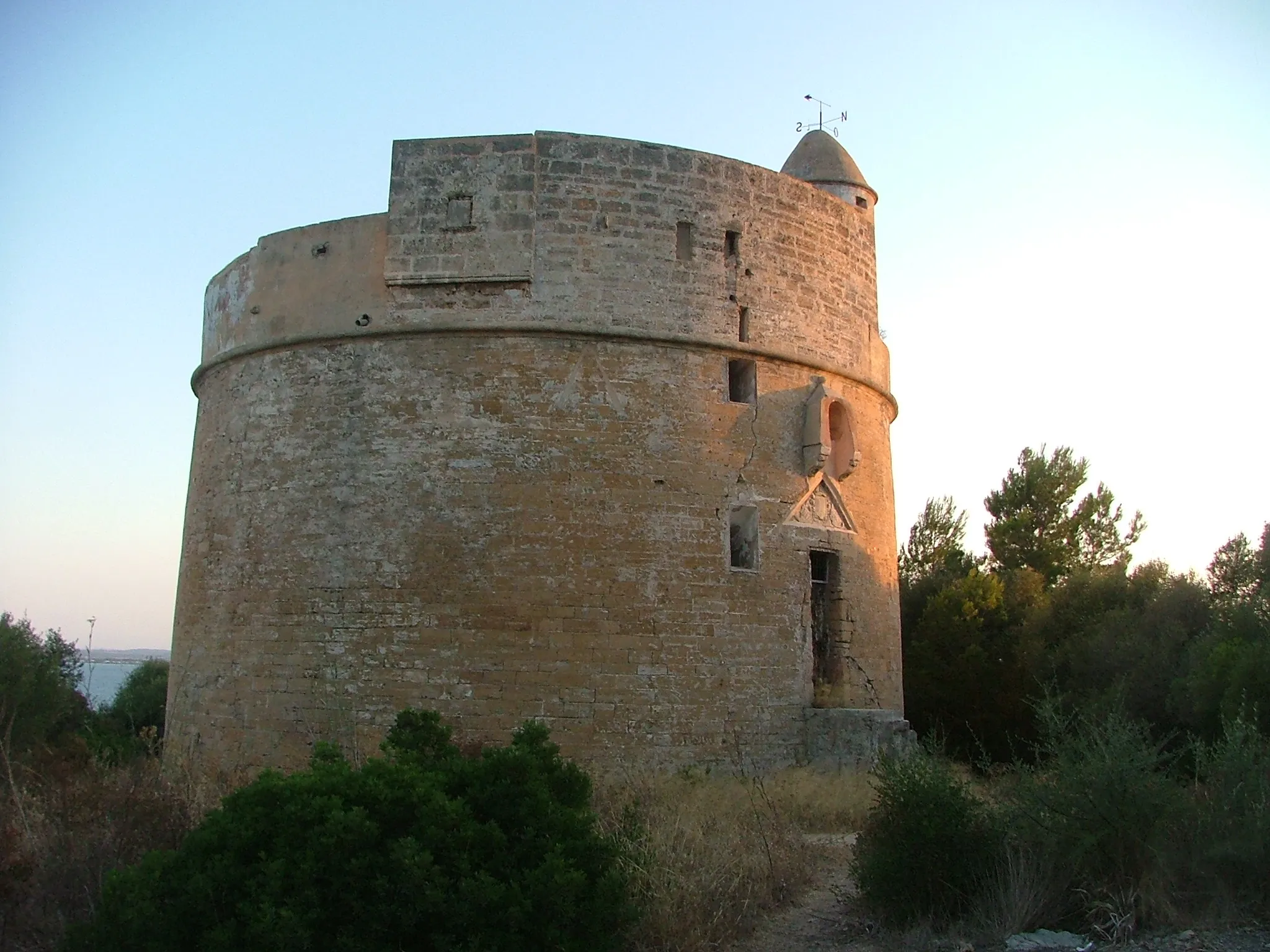 Photo showing: Guard tower against pirates in Alcanada, Alcudia, Mallorca, Spain

This is a photo of a monument indexed in the Spanish heritage register of Bienes de Interés Cultural under the reference RI-51-0008327.