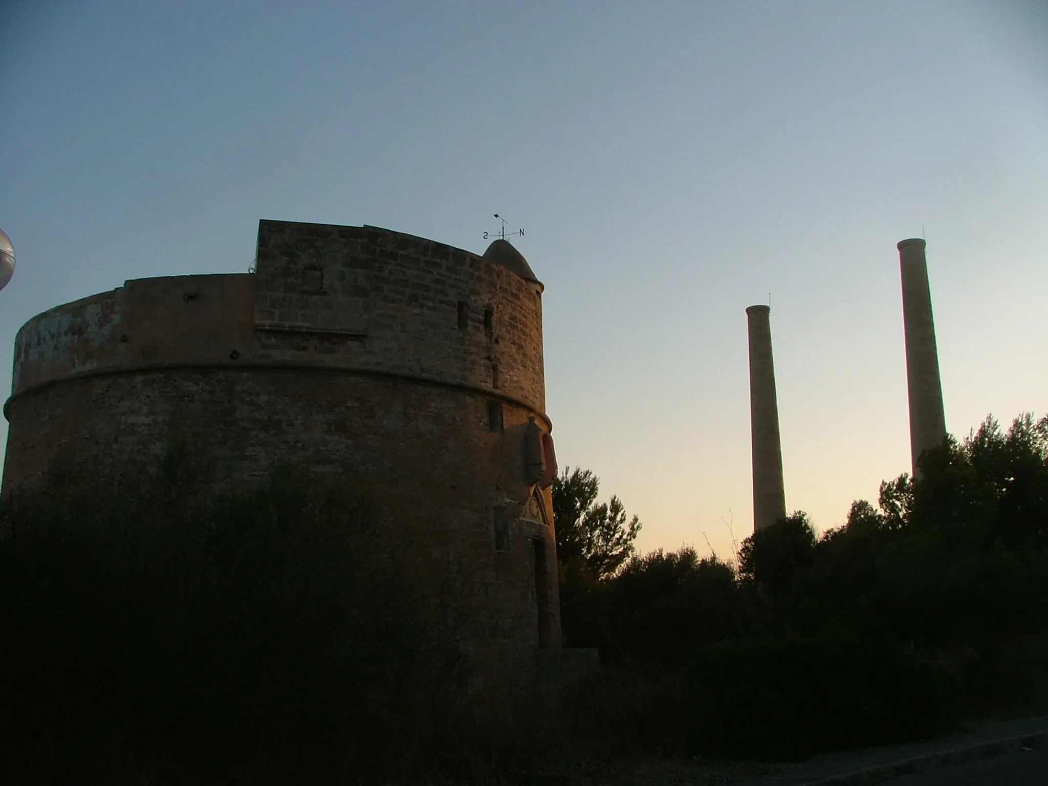 Photo showing: Silhouette of modern and old towers in Alcanada, Alcudia, Mallorca, Spain

This is a photo of a monument indexed in the Spanish heritage register of Bienes de Interés Cultural under the reference RI-51-0008327.