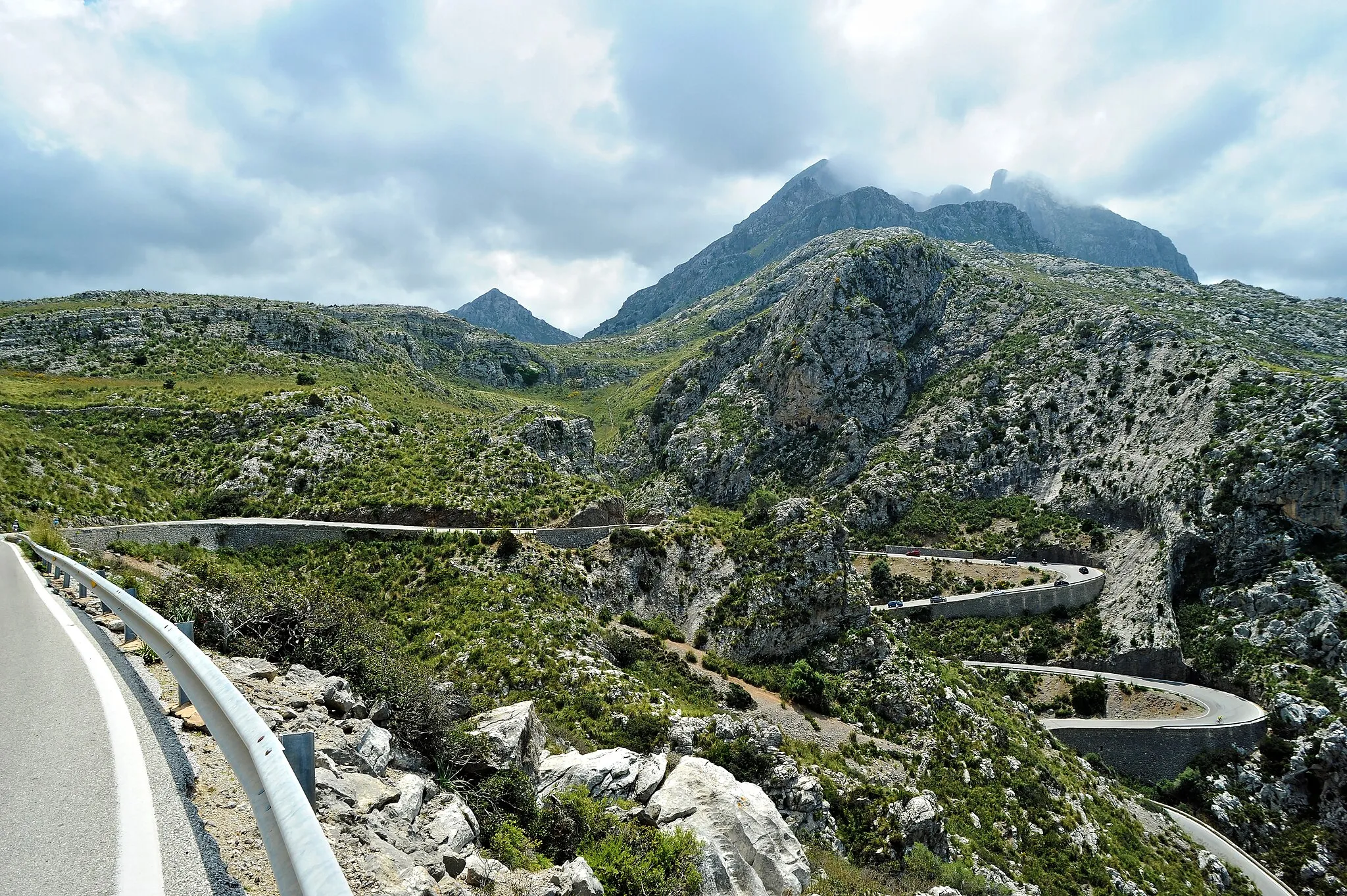 Photo showing: The road to Sa Calobra and the Serra de Tramuntana mountains