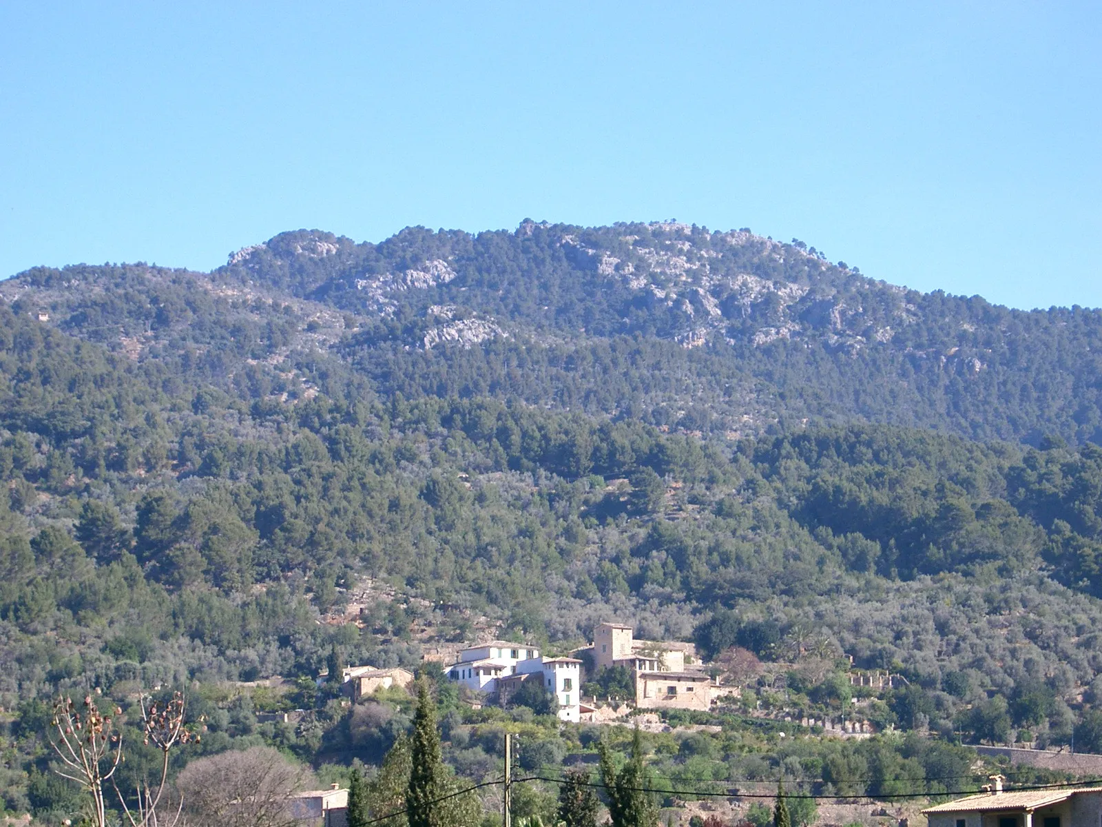Photo showing: Binibassí, amb el Puig de Sa Comuna al fons. Fornalutx, Mallorca.