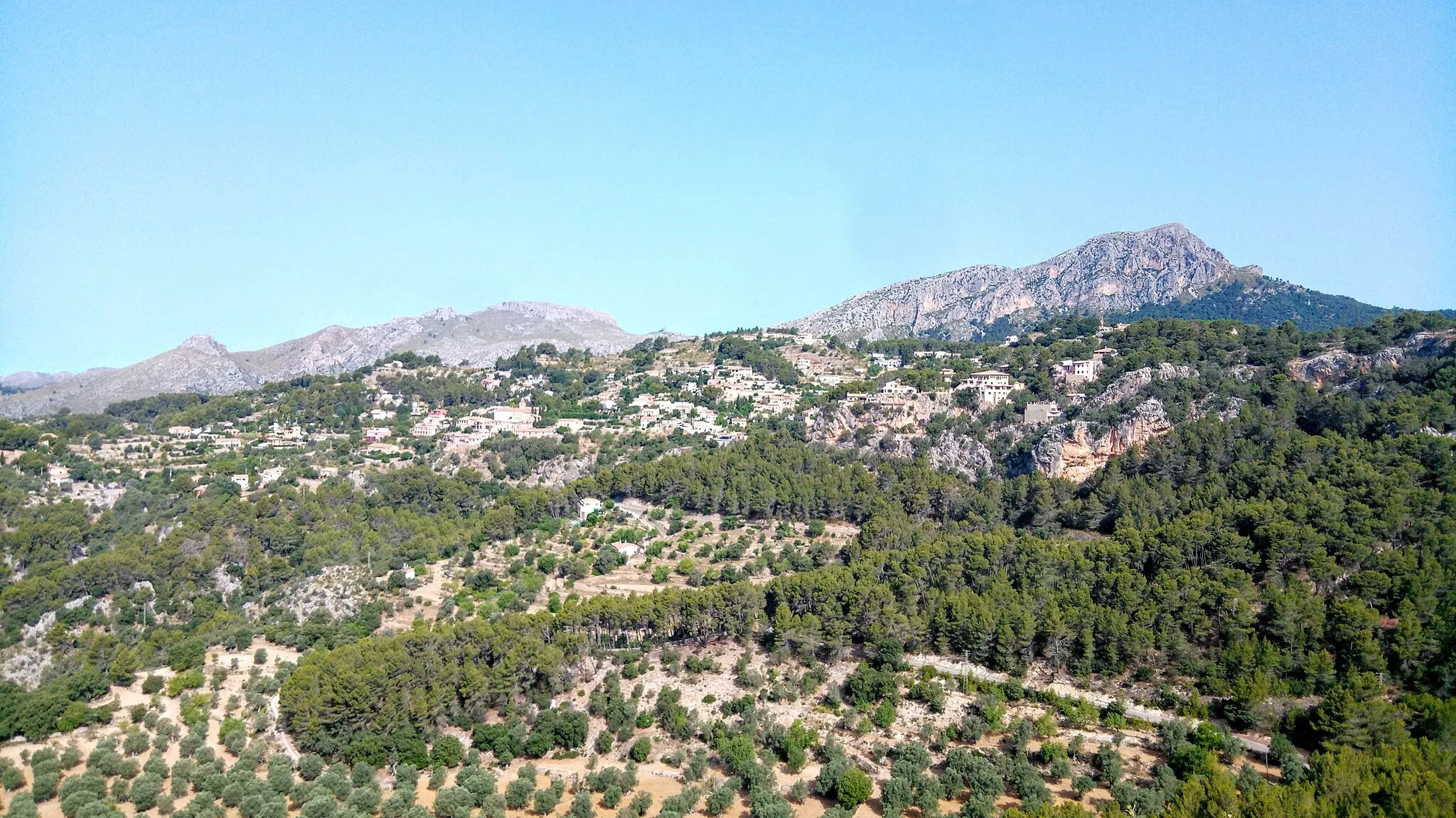 Photo showing: La vila de Galilea amb el Galatzó i l'Esclop al fons, vists del camí a na Bauçana