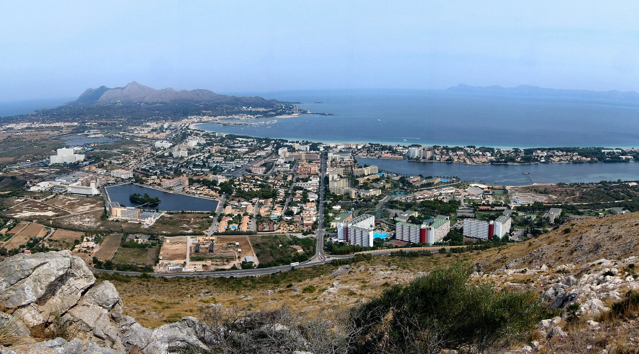 Photo showing: Overlooking Alcudia from the hills above...

Muro, Alcudia strip and Port d'alcudia...