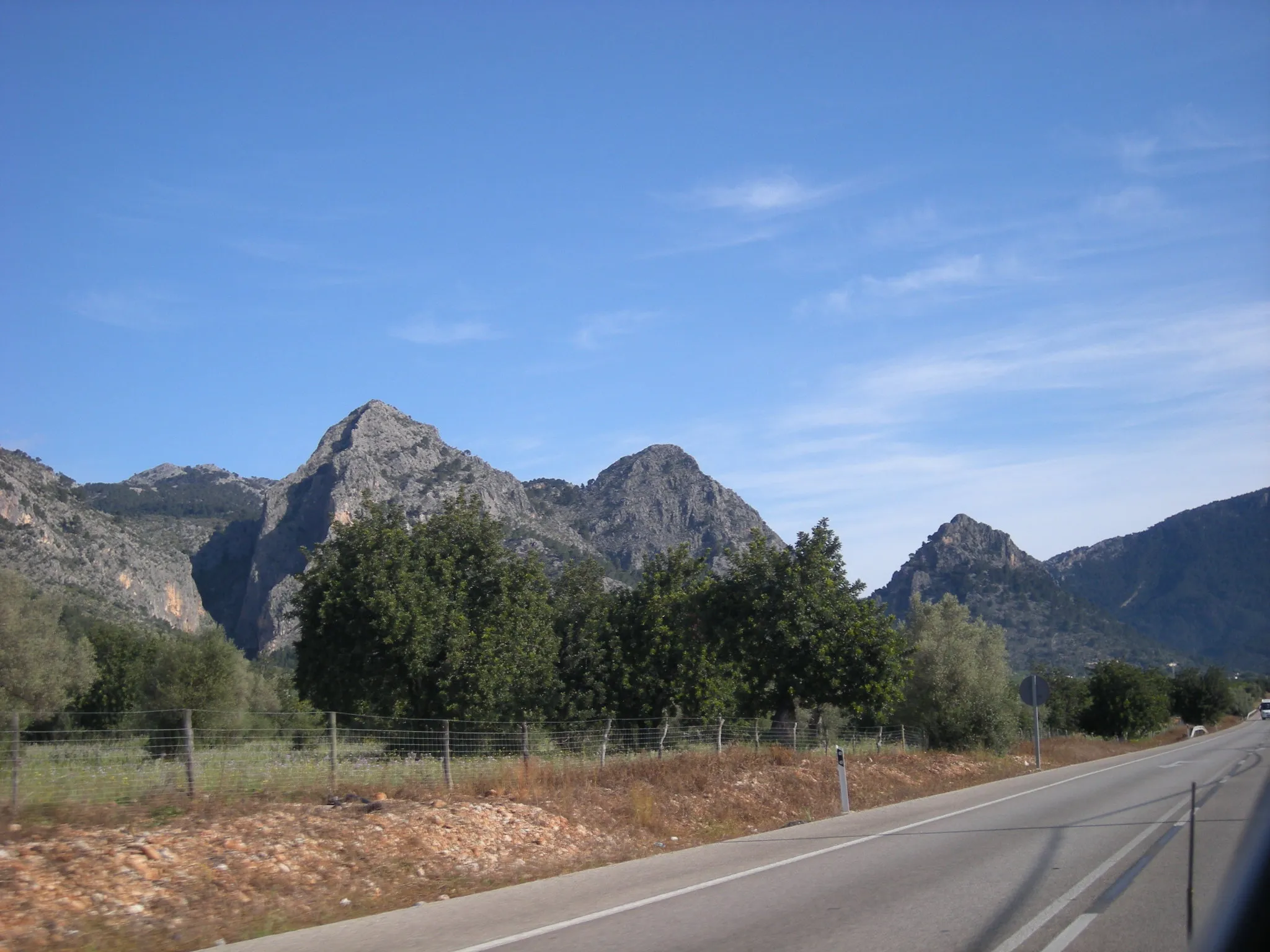 Photo showing: Ma-11. Carretera de Sóller. Al fons, Sa Gubia, el Puig de Son Nasi i el Puig de Son Poc (d'esquerra a dreta).