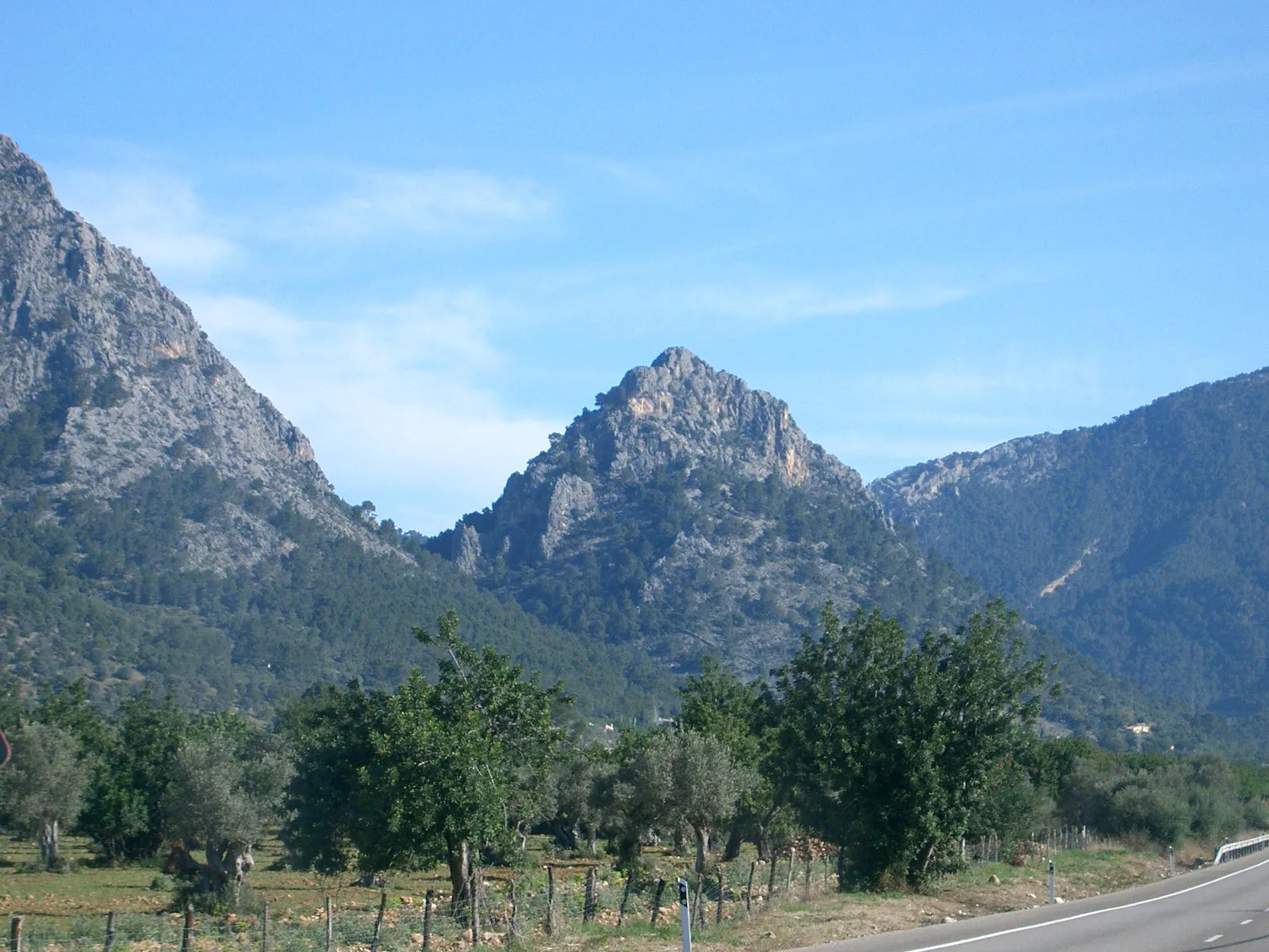 Photo showing: Puig de Son Poc des de la carretera de Sóller. Bunyola. Mallorca