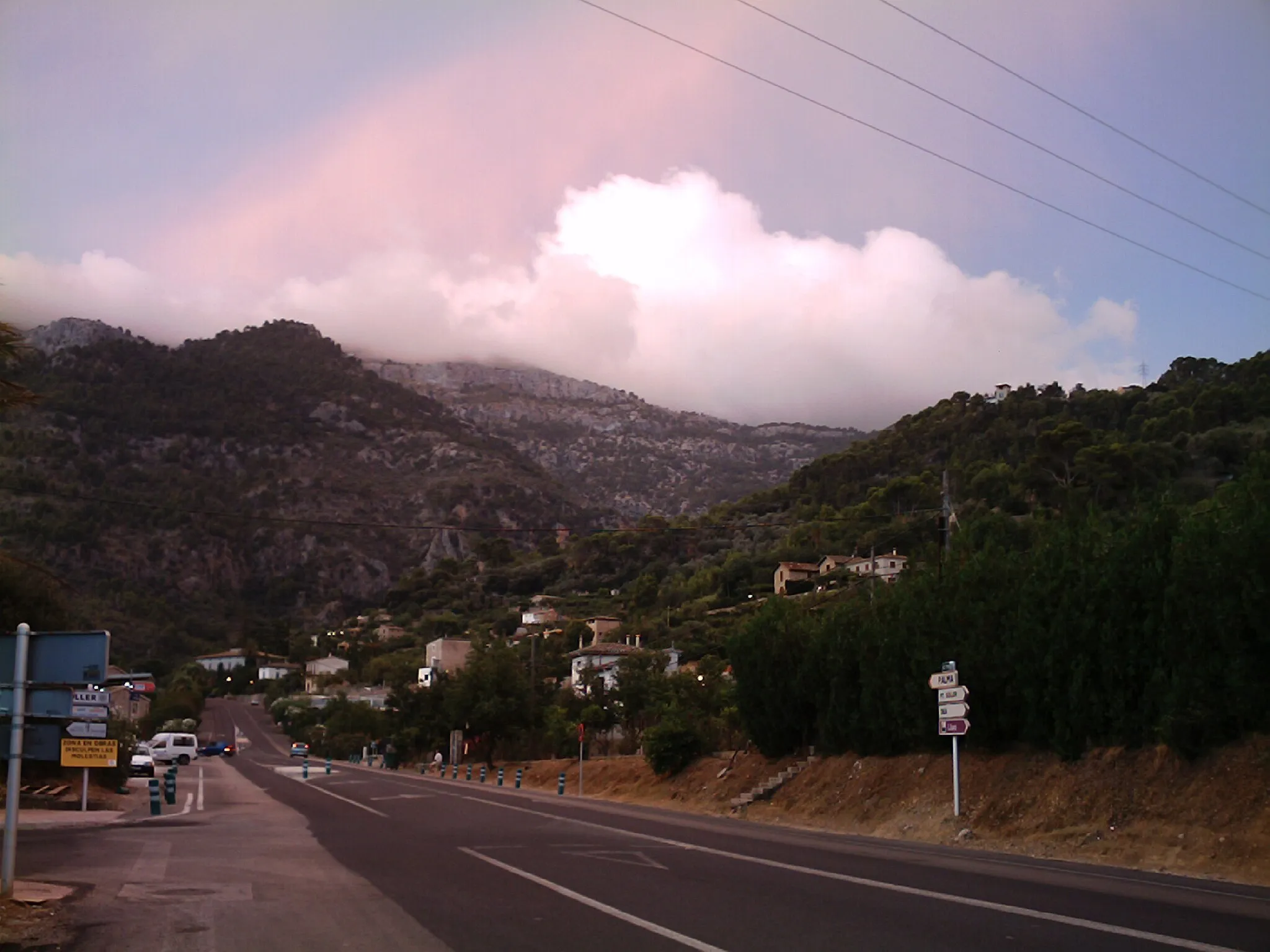 Photo showing: Sóller: es senyal d'en Terrassa. Aquest núvols sobre les muntanyes de la serra són senyal de que plourà. Fotografia feta el 14 d'agost de 2006, a les 7, hora local, del matí.