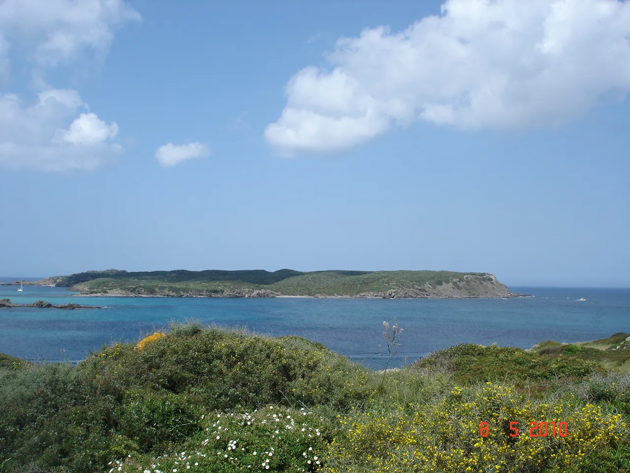 Photo showing: Vista de l'Illa d'en Colom, a la costa est de Menorca, des del poble d'Es Grau. L'Illa d'en Colom pertany al Parc Natural de S'Albufera des Grau.