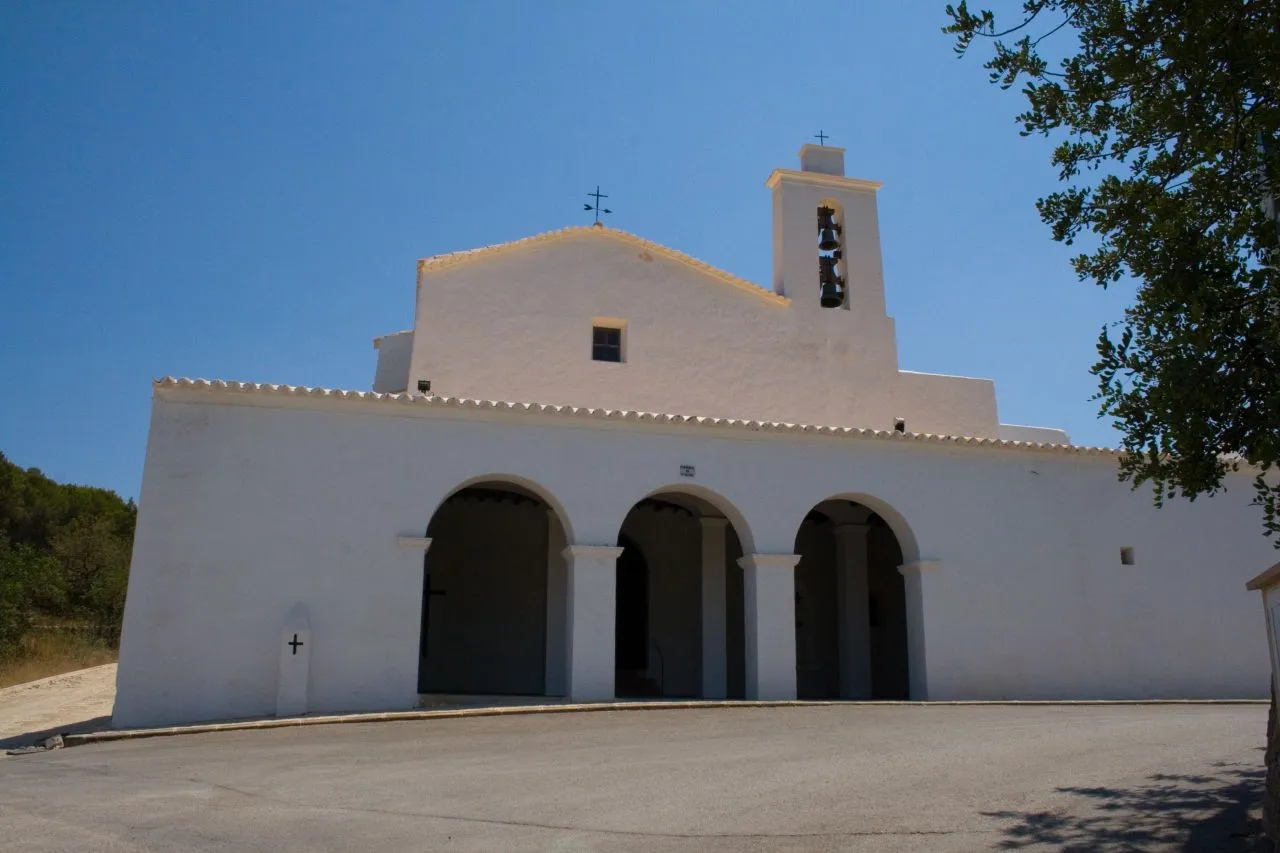 Photo showing: Ibiza church Sant Mateu d'Aubarca

This is a photo of a historical area indexed in the Spanish heritage register of Bienes de Interés Cultural under the reference RI-53-0000348-00003.