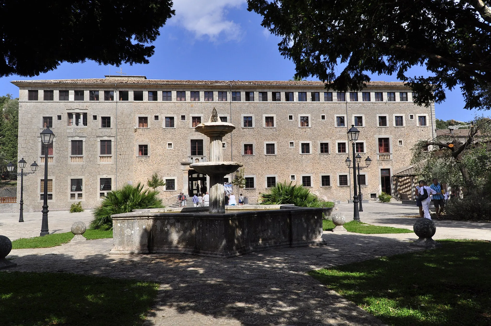 Photo showing: Front sanctuary of Lluc