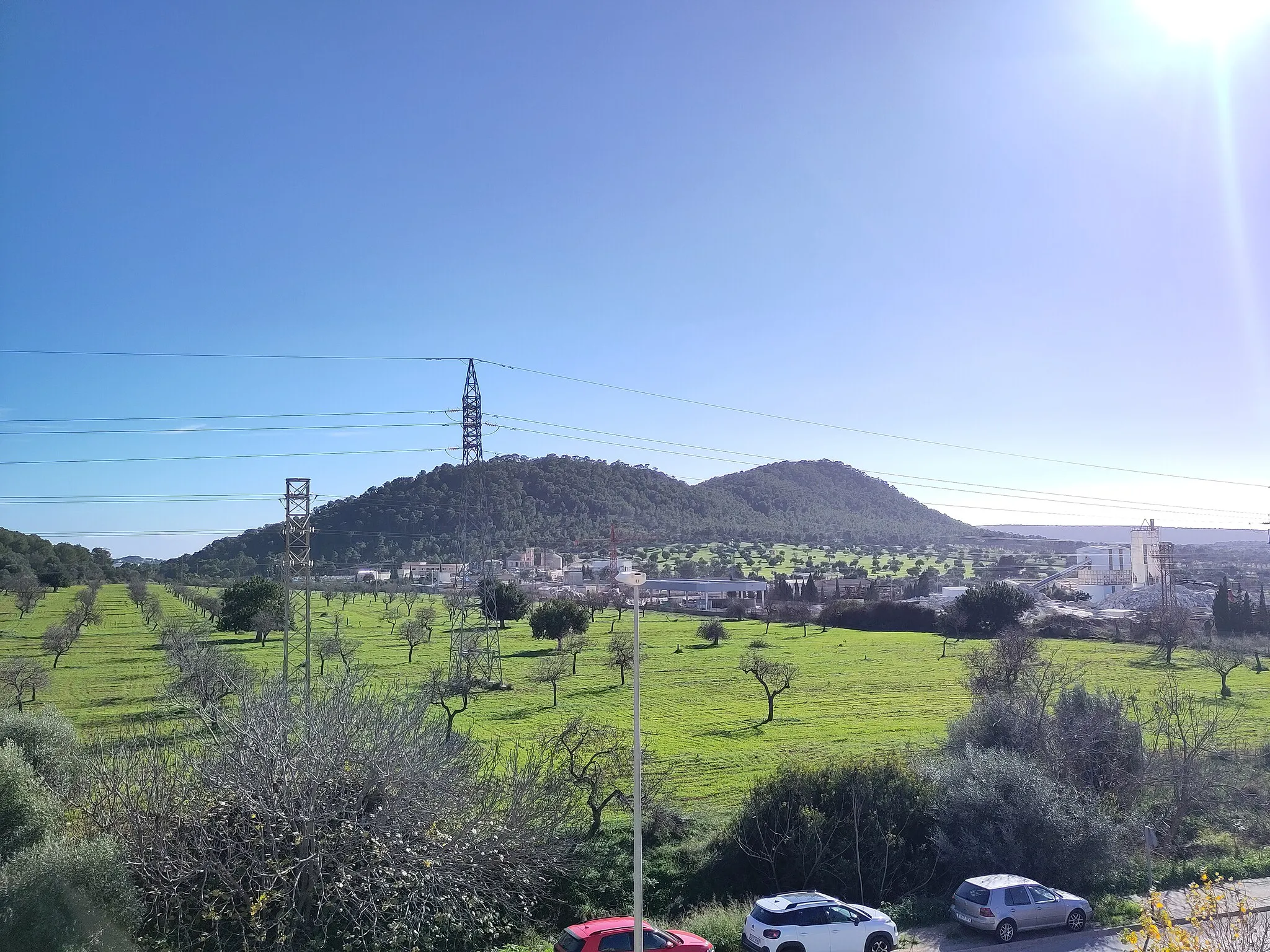 Photo showing: El puig d'en Saragossa (dreta) i el puig de la Selleta (esquerra), separats pel coll de la Selleta, vists del terrat dels estudis d'IB3