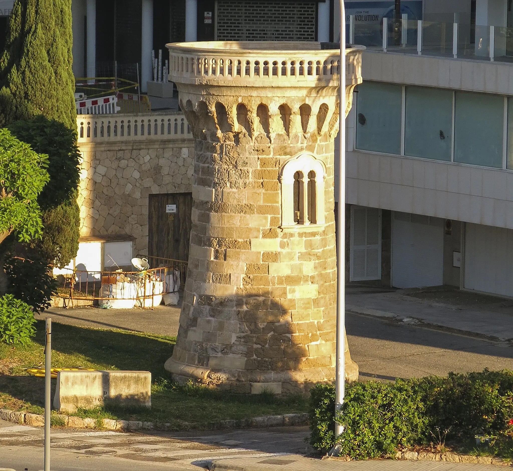 Photo showing: El Port de Palma és el port principal de la dita ciutat i el més important de l'illa, i està format per un conjunt d'abrics naturals i artificials i d'instal·lacions per a l'embarcament i desembarcament de persones i mercaderies. Comprèn diverses zones, que van del Moll Vell (la Riba) fins a Portopí, dins la badia de Palma. (Viquipèdia)