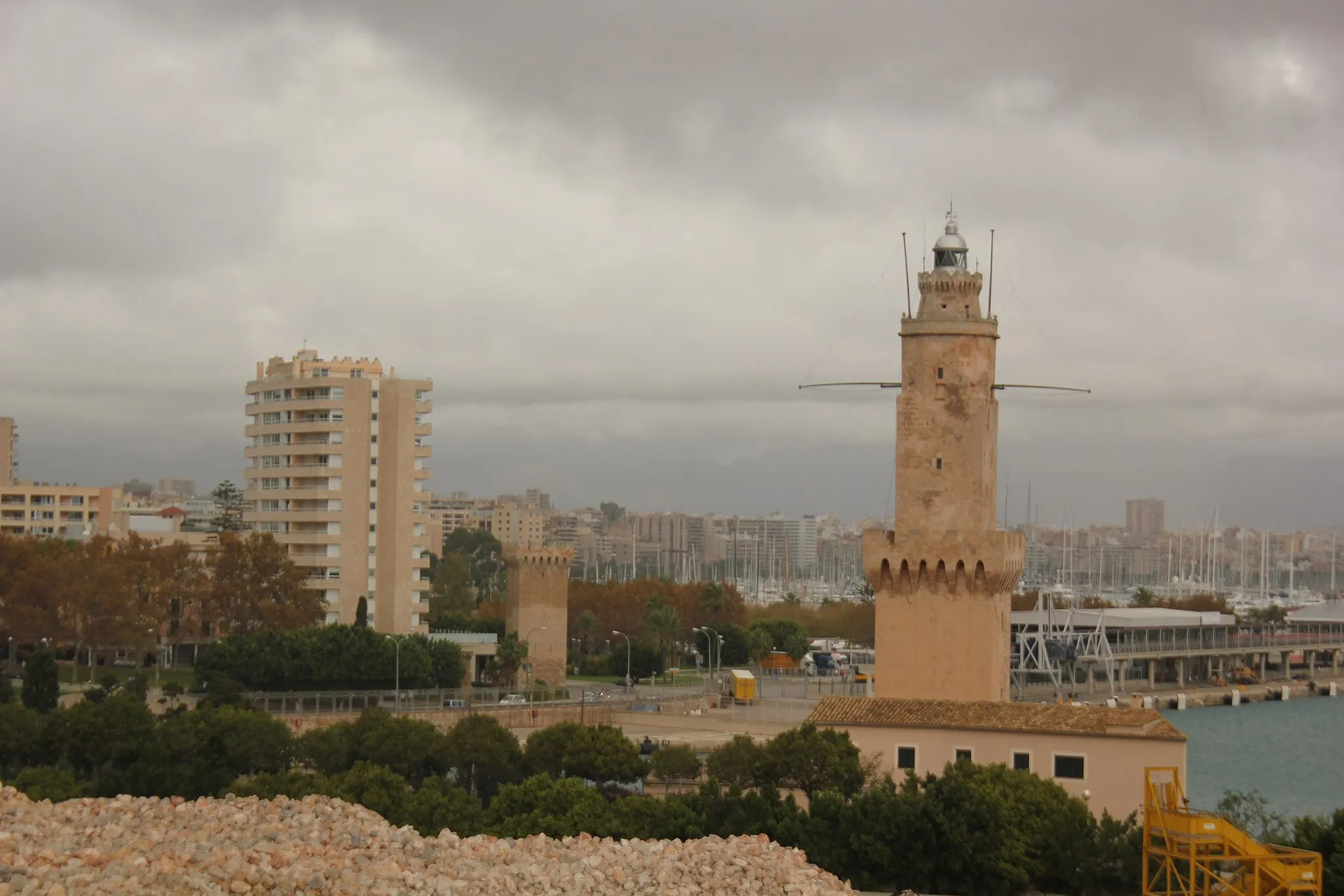 Photo showing: Torre de Paraires i torre de Portopí