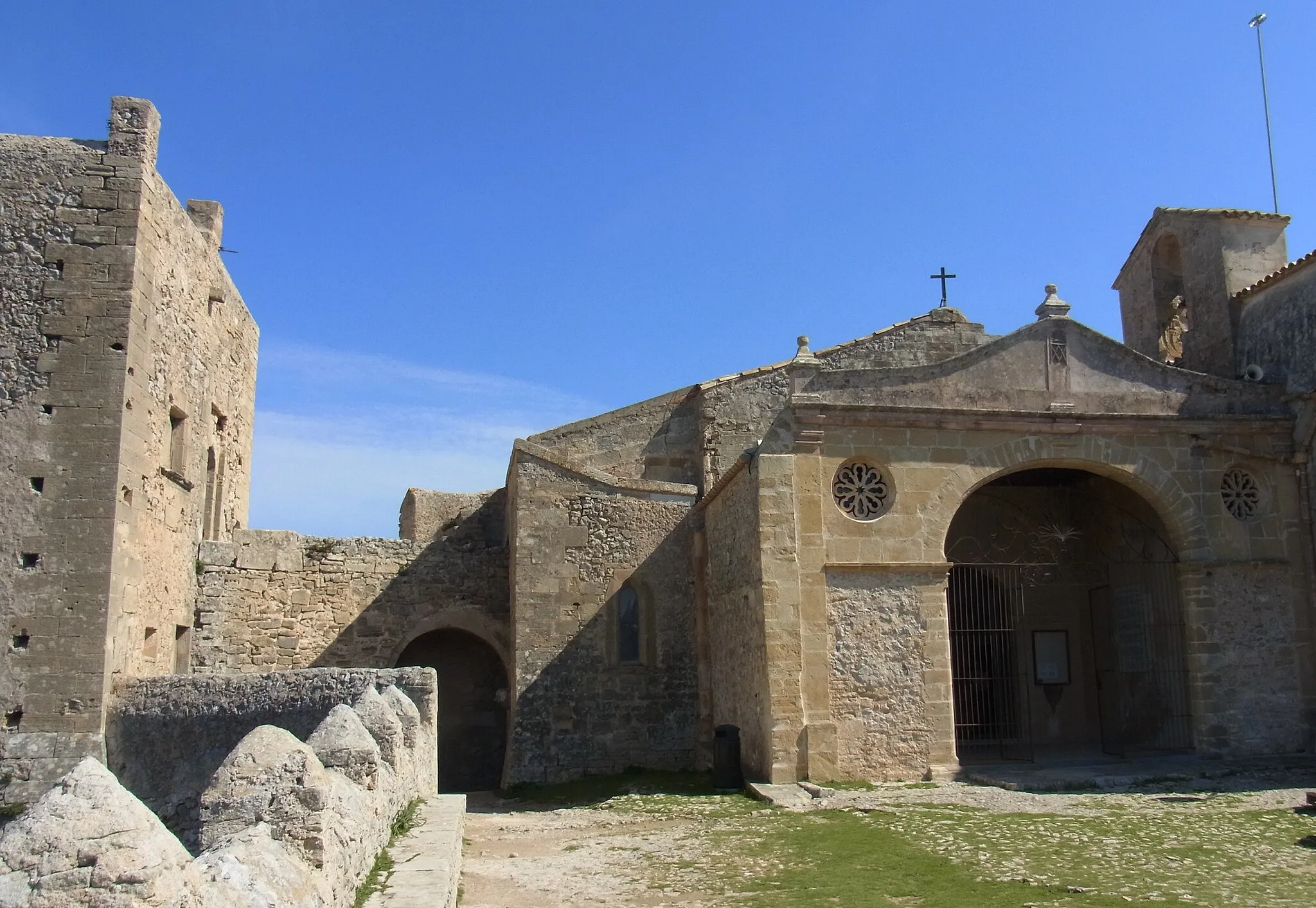 Photo showing: Santuari de la Mare de Deú del Puig, Kirche mit Wehrturm und Verteidigungsmauer