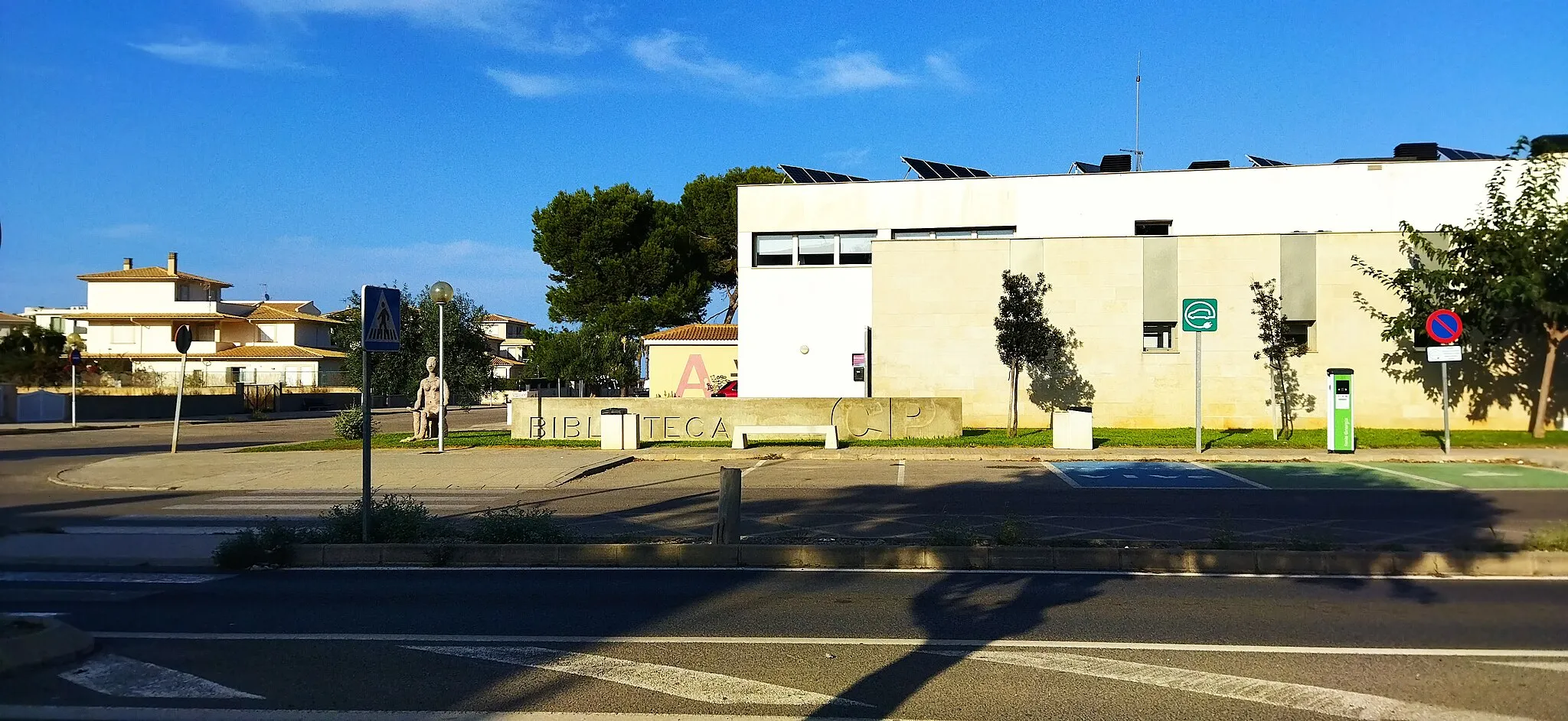 Photo showing: Biblioteca de Can Picafort, Mallorca.