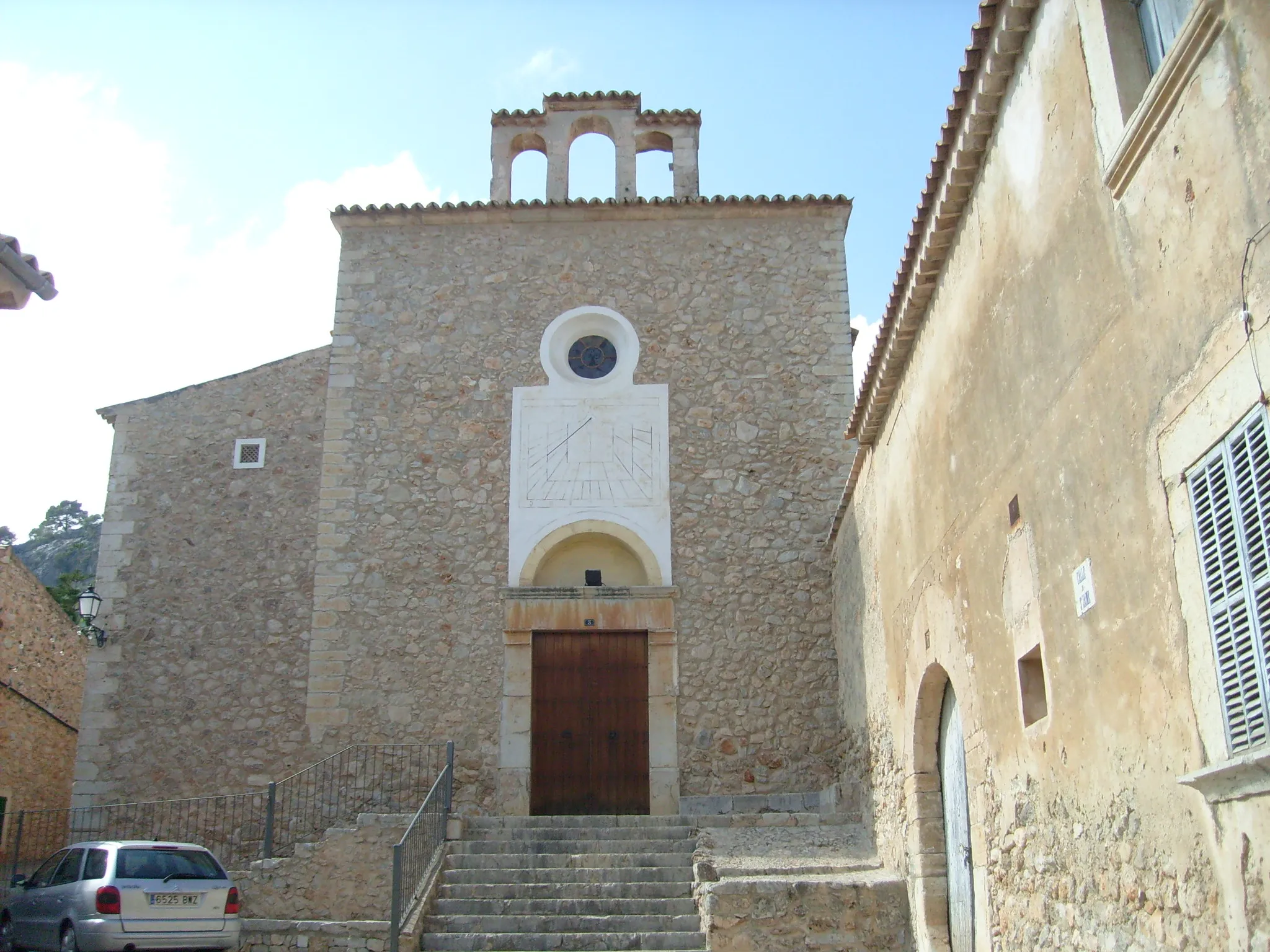 Photo showing: L'Església Vella de Caimari, dita també Oratori de Sant Jaume, està situada a la part antiga de la vila. La primera pedra es posà el 1732 i el 1757 començà el culte, tot i que l'església romania inacabada. El 1843 es reprengueren les obres, per parts, que no acabaren fins a 1869. Vuit anys més tard, el 1877, començaren les obres de la nova església, que acabaren el 1891, de manera que l'Església Vella romangué sense ús concret. A partir de llavors, fou utilitzada amb diverses funcions parroquials; entre altres coses, funcionà com a cinema de la vila. El 1987, després de dècades d'abandonament, el Bisbat la cedí a l'Ajuntament i, dos anys més tard, la restauraren conjuntament per evitar-ne l'esbucament. Anys més tard, entre 1997 i 1998 hom restaurà l'interior de l'església per convertir-la en equipament cultural pel poble. Informació obtenguda del catàleg de patrimoni de l'ajuntament.