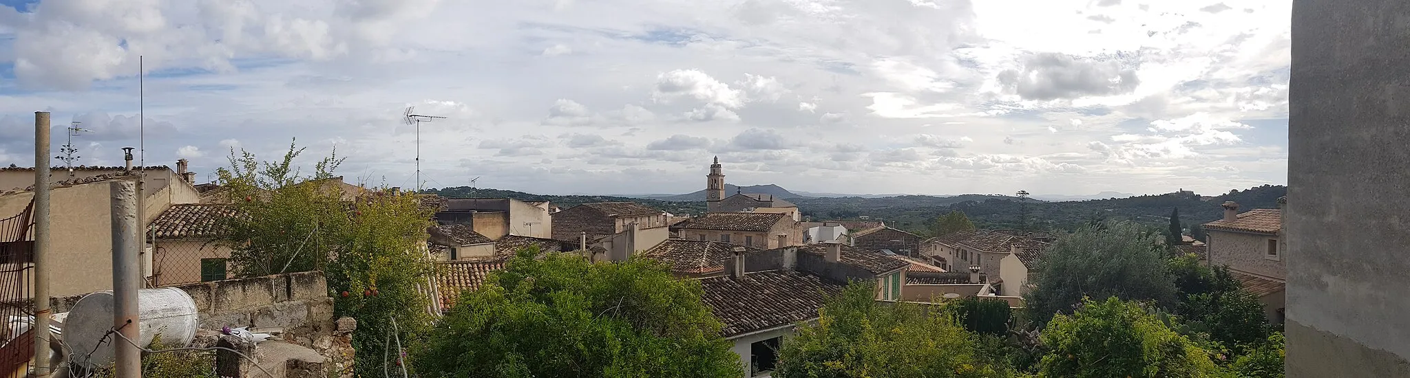 Photo showing: Vista parcial del poble de Caimari