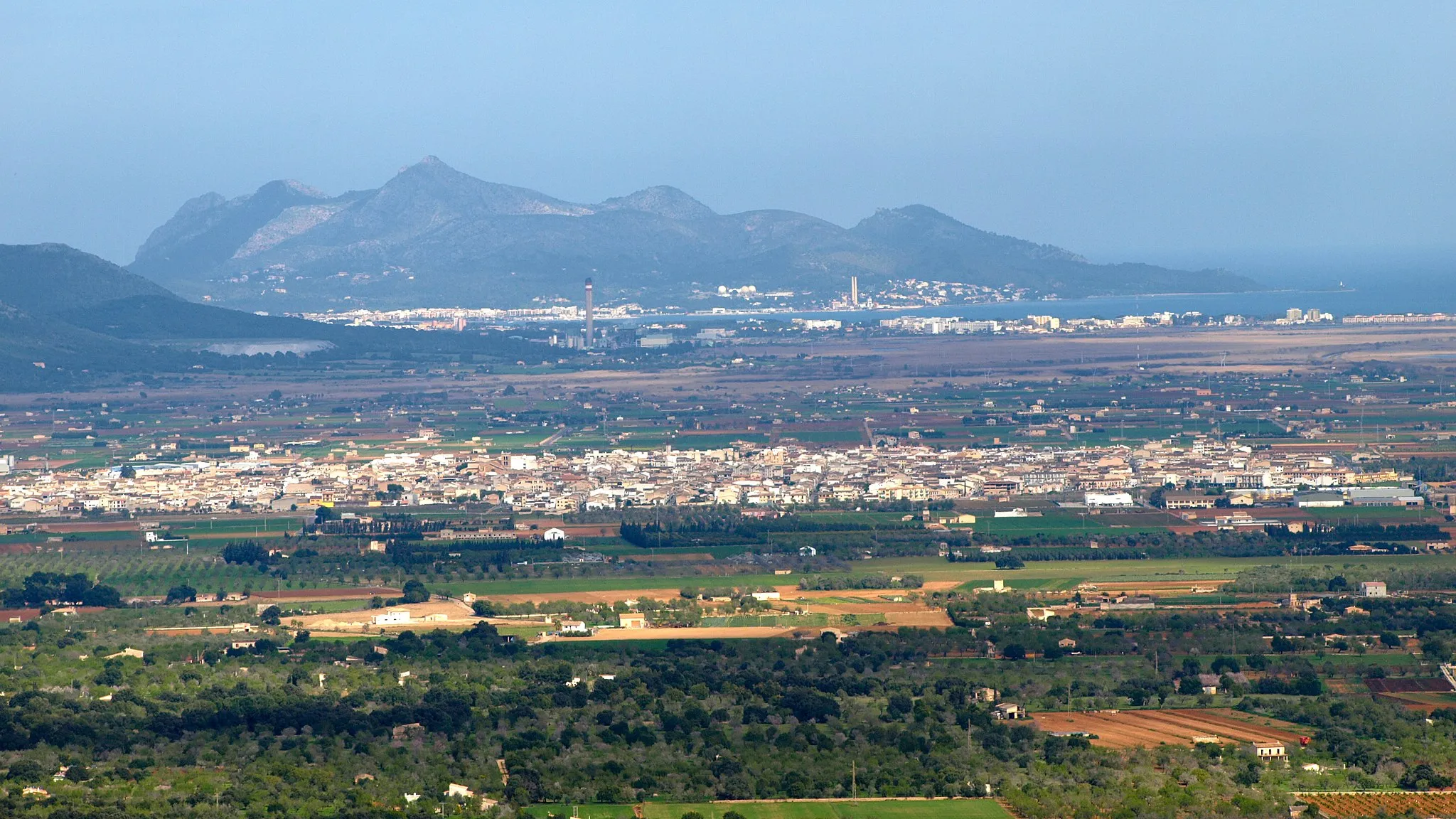 Photo showing: Vista de la localidad de La Puebla, en Baleares (España), desde el pico de Santa Magdalena