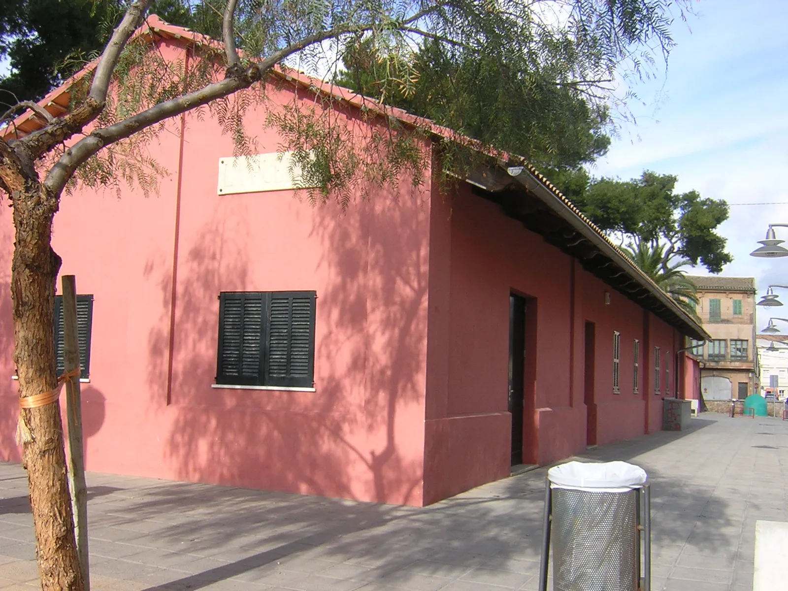 Photo showing: Old Sa Pobla station, Mallorca. Belonged to the railway between Palma, Inca and Sa Pobla, nowadays abandoned and a new platform is used.