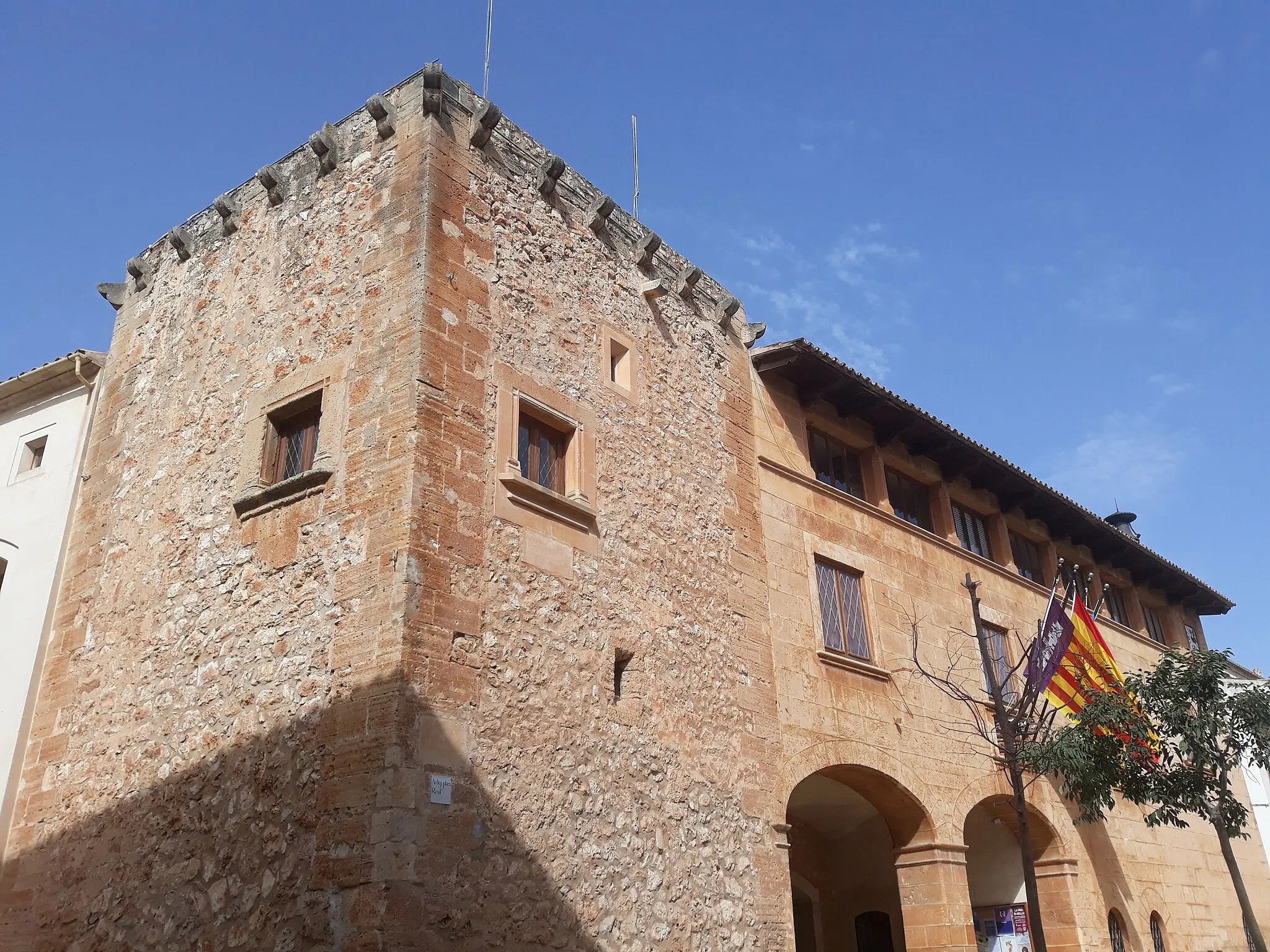 Photo showing: Torre de Can Cos, part de l'ajuntament de Campos.