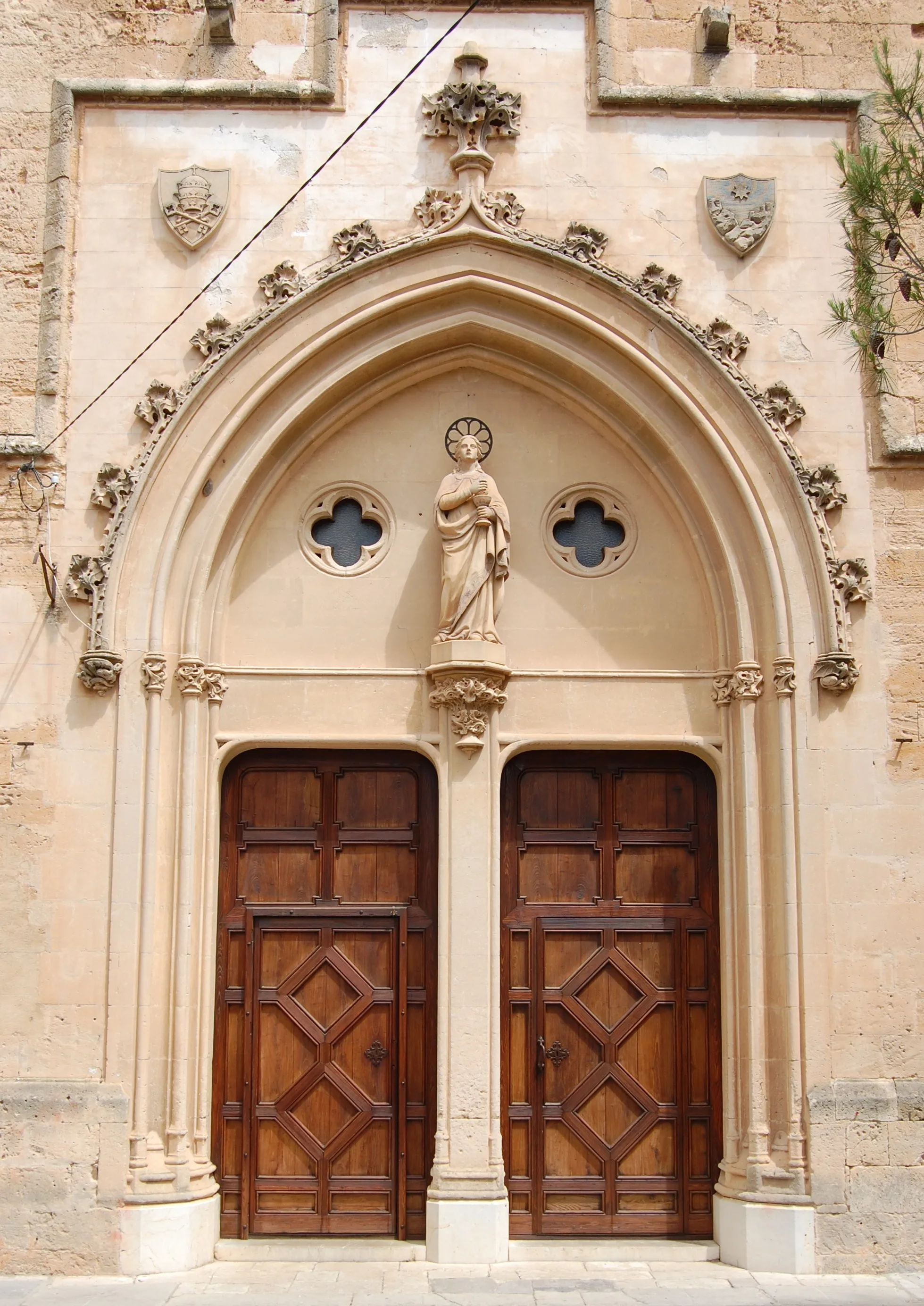 Photo showing: Eingangsportal zur Pfarrkirche San Pere in Petra (Mallorca)