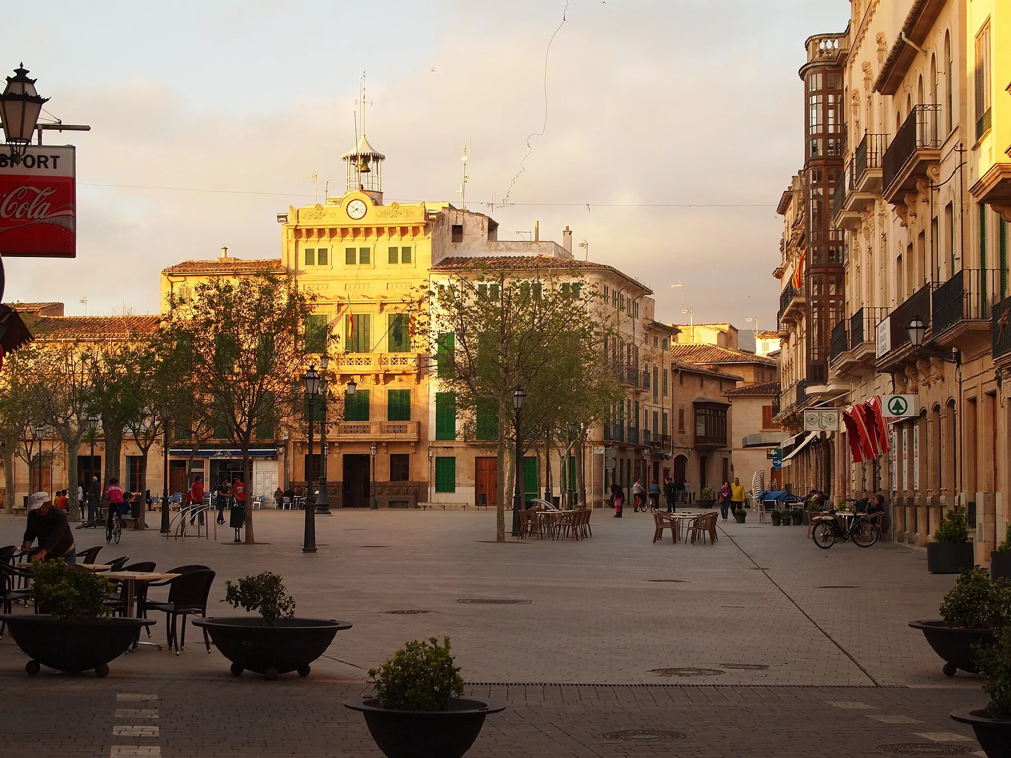 Photo showing: Plaça d'Espanya de Llucmajor (Mallorca) des del carrer Bisbe Taixequet amb l'Ajuntament al centre de la foto.