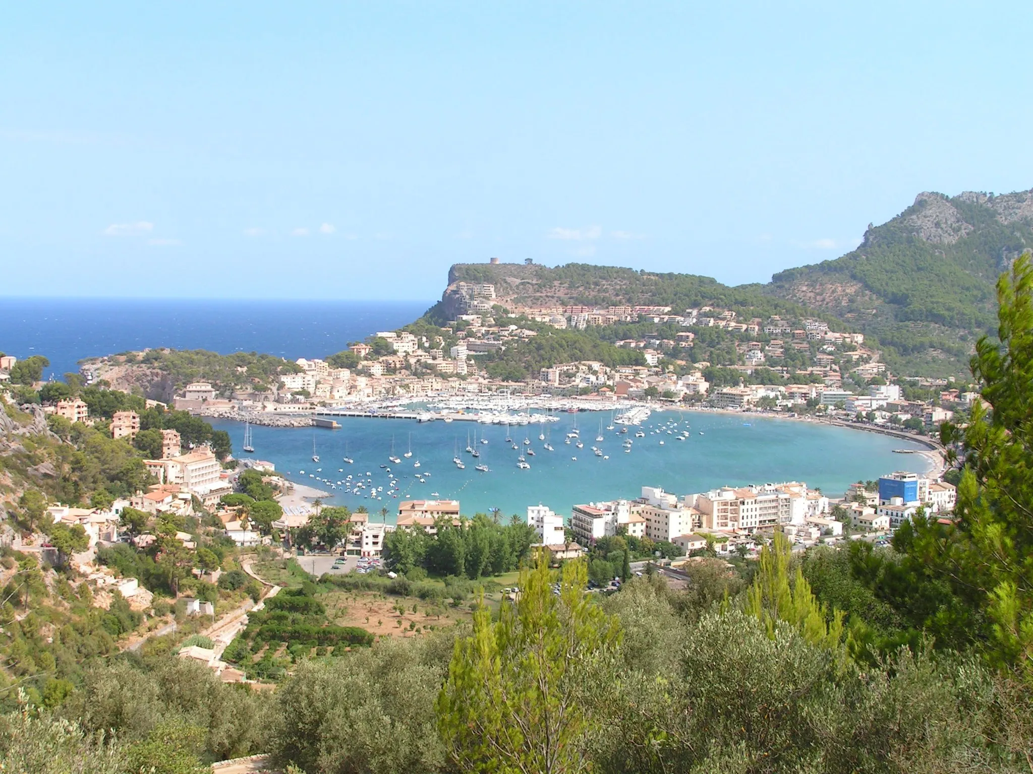 Photo showing: Port de Sóller viewed from hills to the south