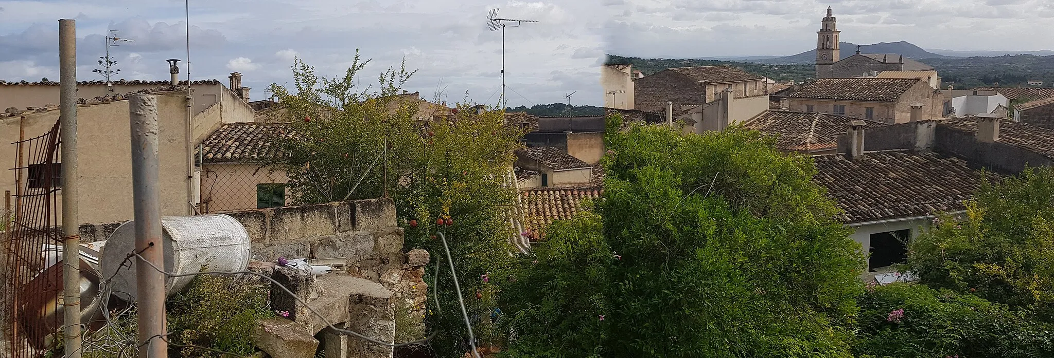 Photo showing: Vista parcial del poble de Caimari