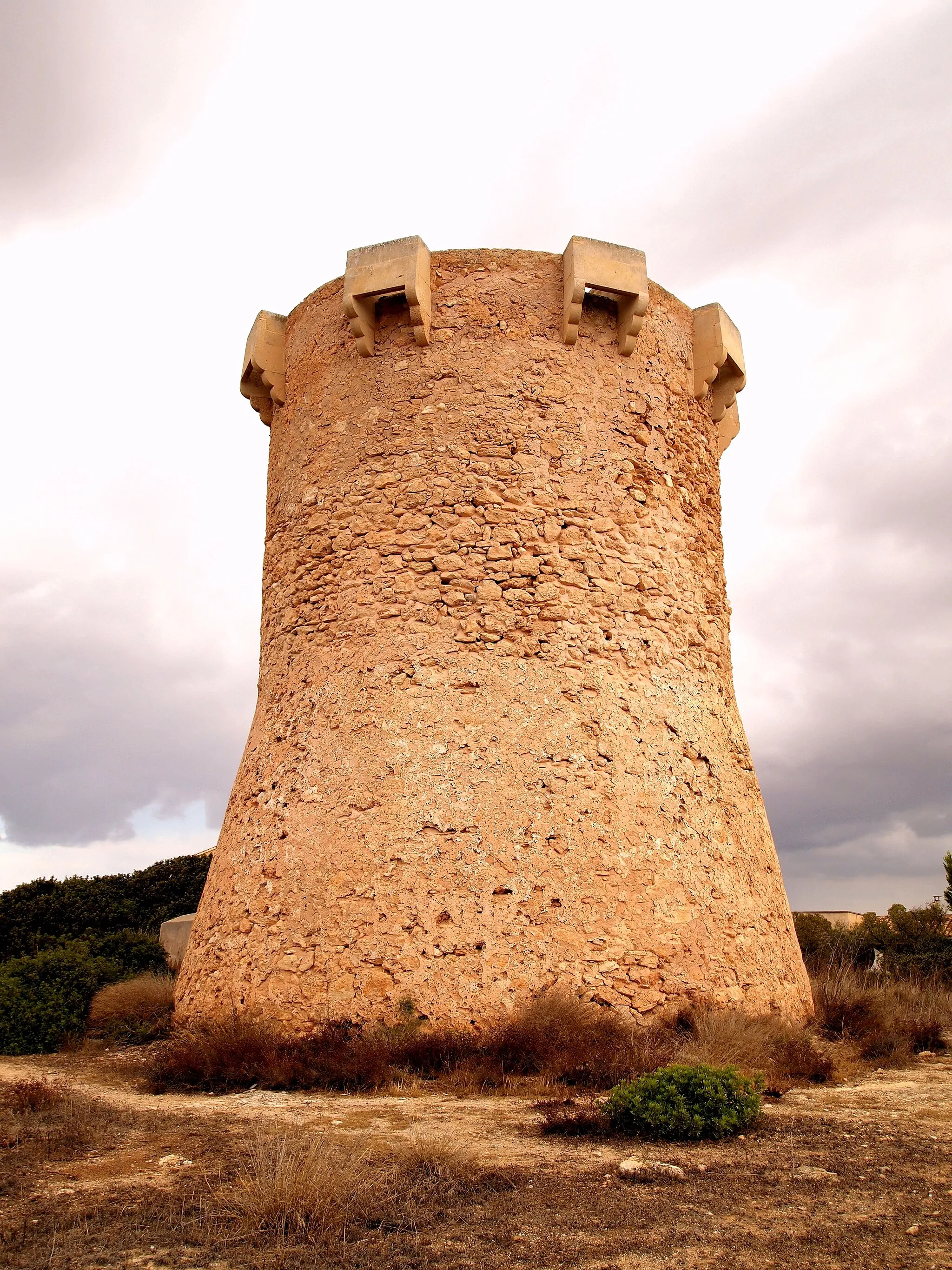Photo showing: Torre de vigilància situada a la costa sud de Mallorca, a la població de Sa Ràpita (Campos, Balears, Espanya).