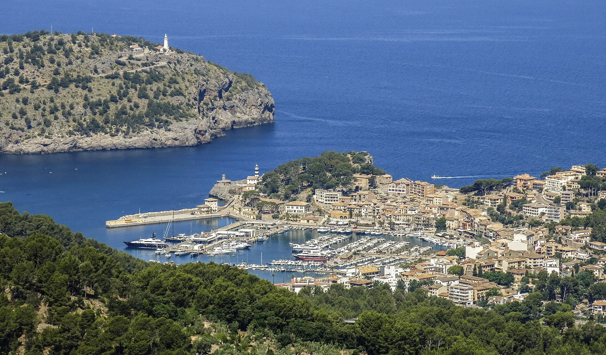 Photo showing: El Port de Sóller és un port natural de la Serra de Tramuntana i un nucli de població turístic que pertany al municipi de Sóller, a Mallorca. Té 2885 habitants (2009). Té una platja anomenada Platja d'en Repic. (Viquipèdia)