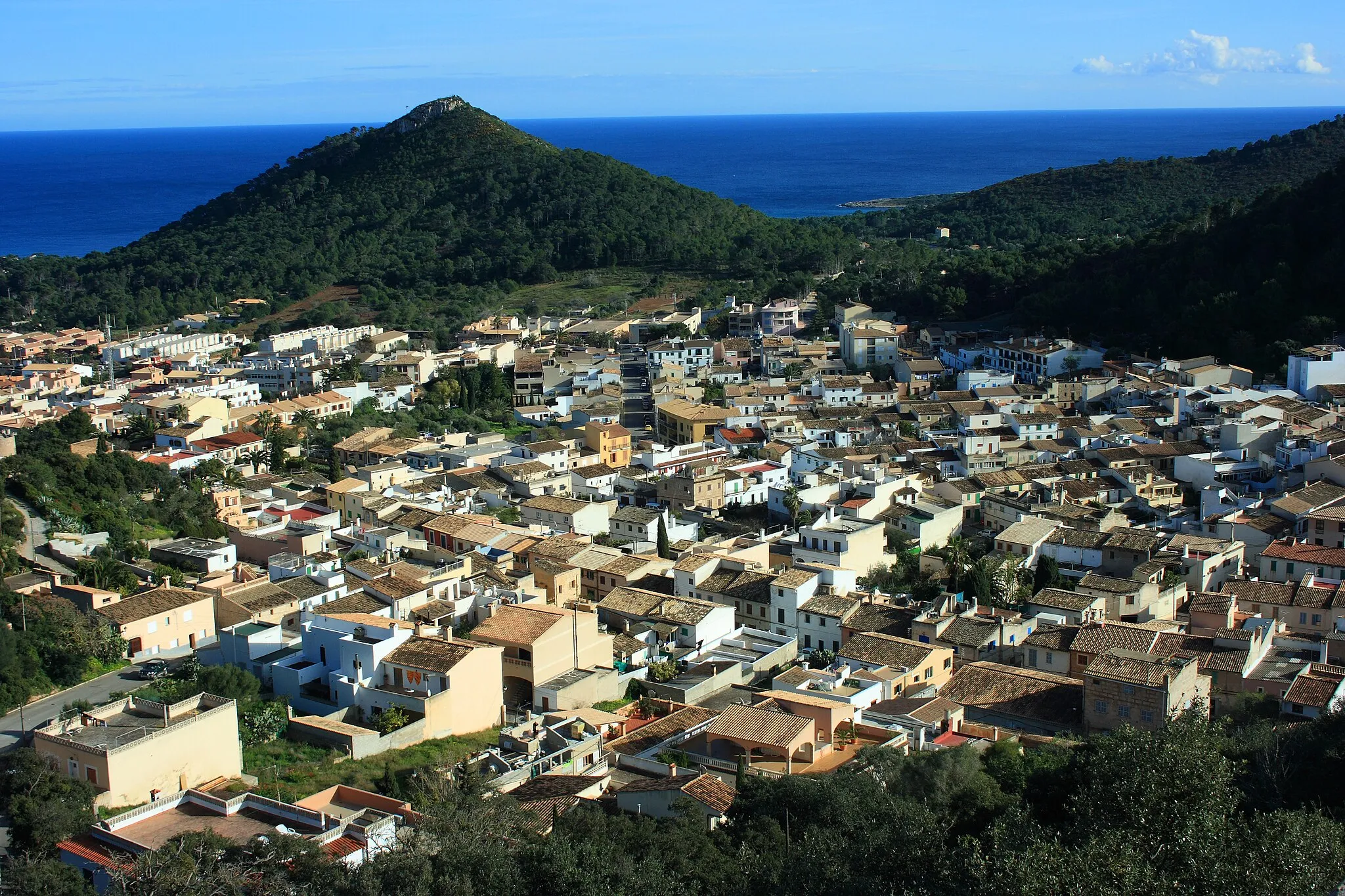 Photo showing: View from the Castell de Capdepera to south-east of Capdepera and the Puig Saguer, Mallorca, Spain