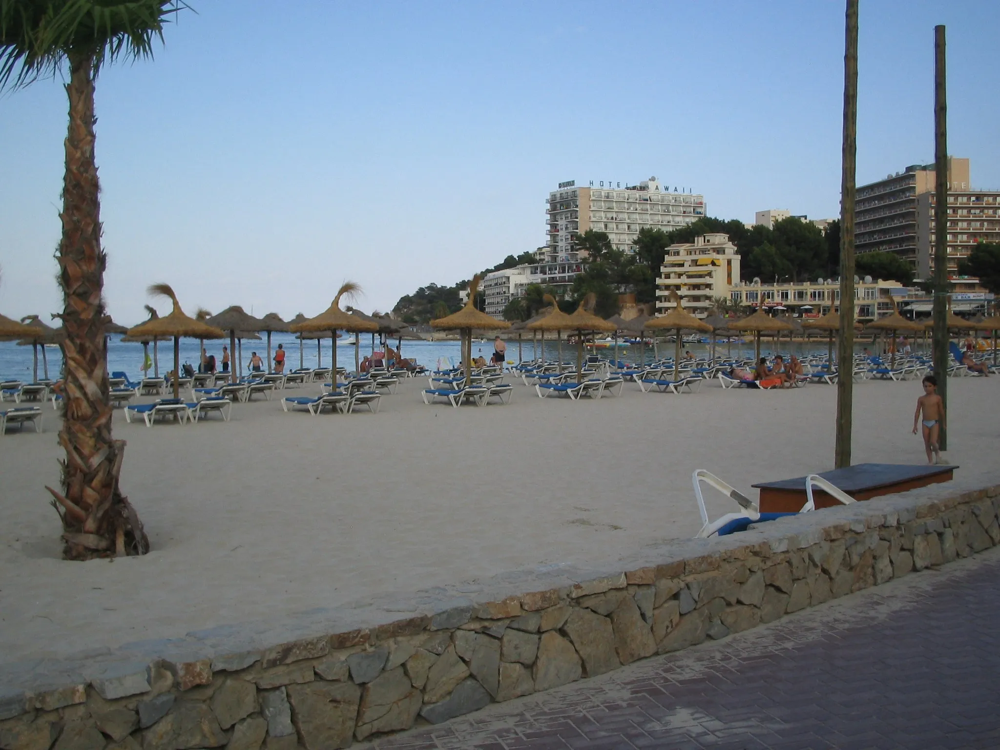 Photo showing: Beach of the holiday resort called Palma Nova in Calvià, Mallorca, Spain.