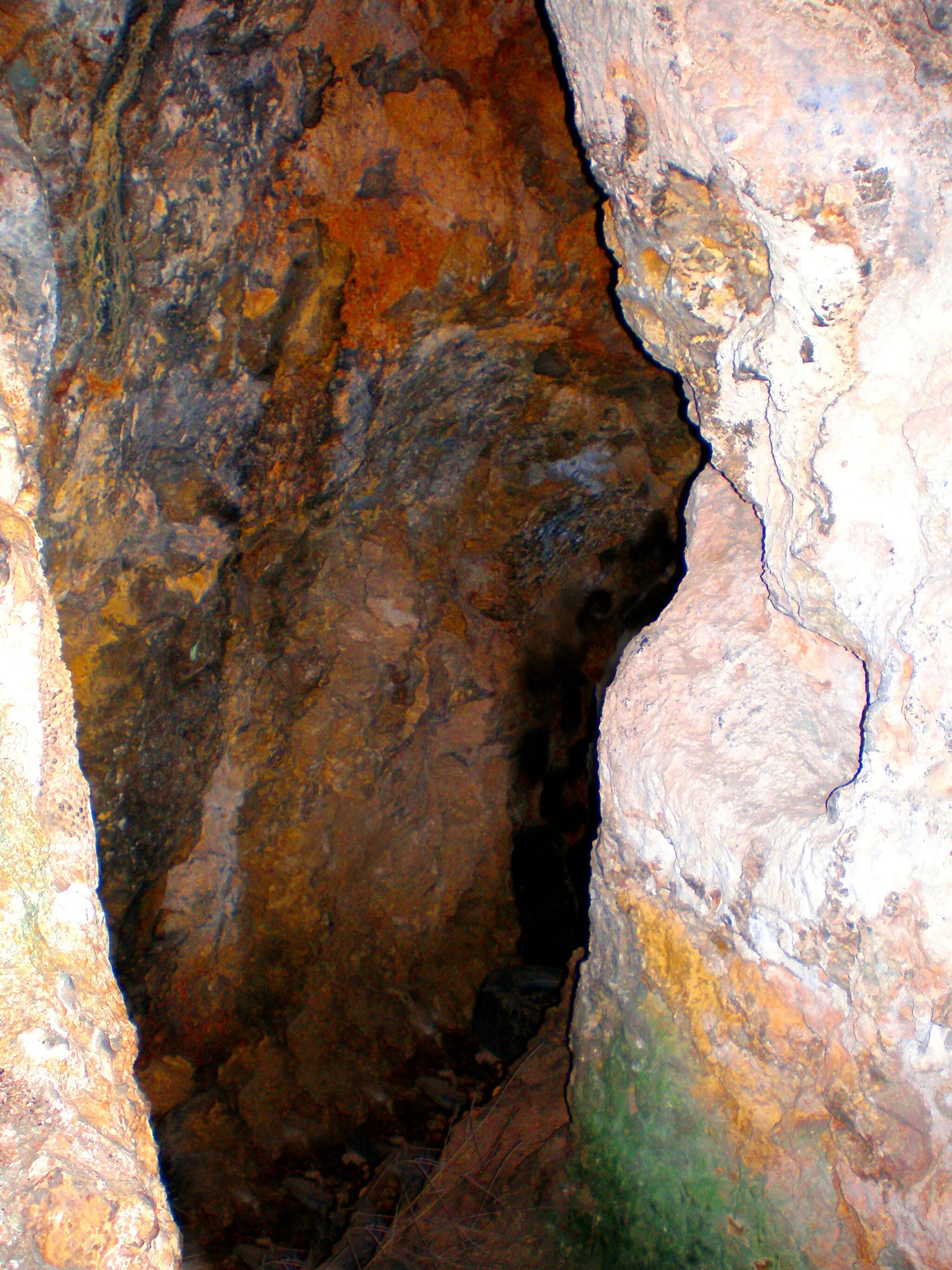Photo showing: “Sa cova d’es racó”, pequeña caverna situada en las proximidades del pueblo mallorquín de Gènova. (Islas Baleares)