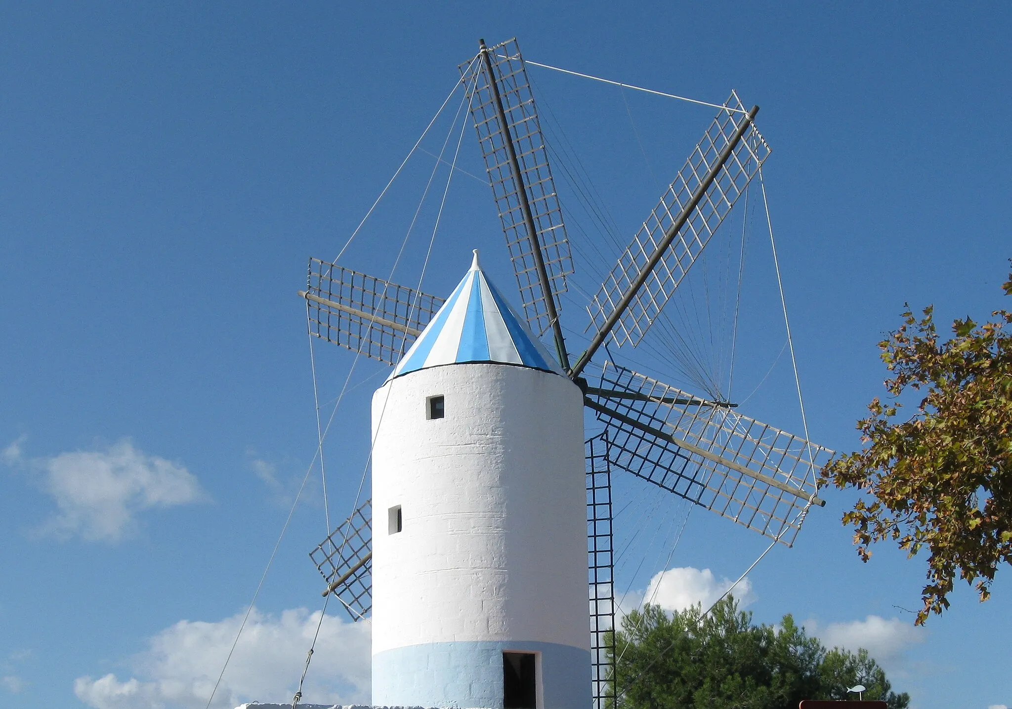 Photo showing: Vue génerale du moulin à vent de Sant Lluís. Menorca