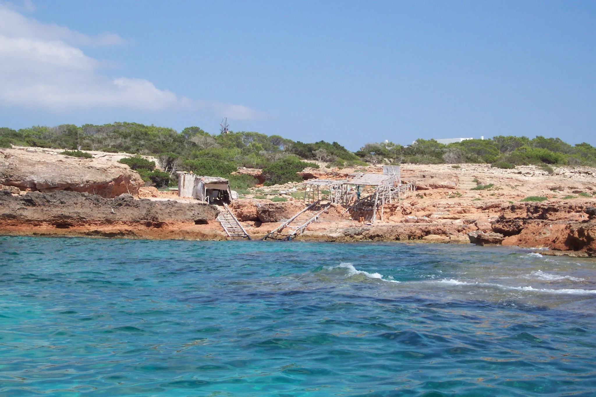 Photo showing: A view of the coastline of Formentera very close to Cala Saona.