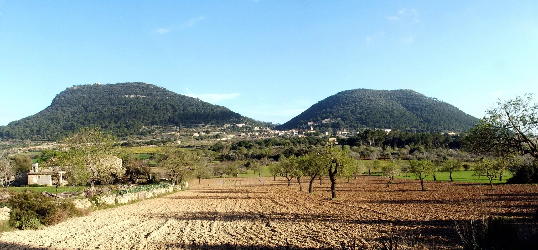 Photo showing: "Puig de Randa". A hill with three important monasteries in Mallorca.