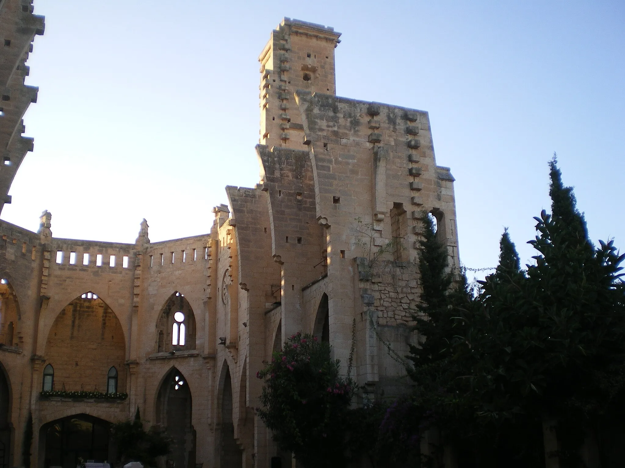 Photo showing: Fotografía de fachada lateral de la Iglesia Nueva de Son Servera, Mallorca, España