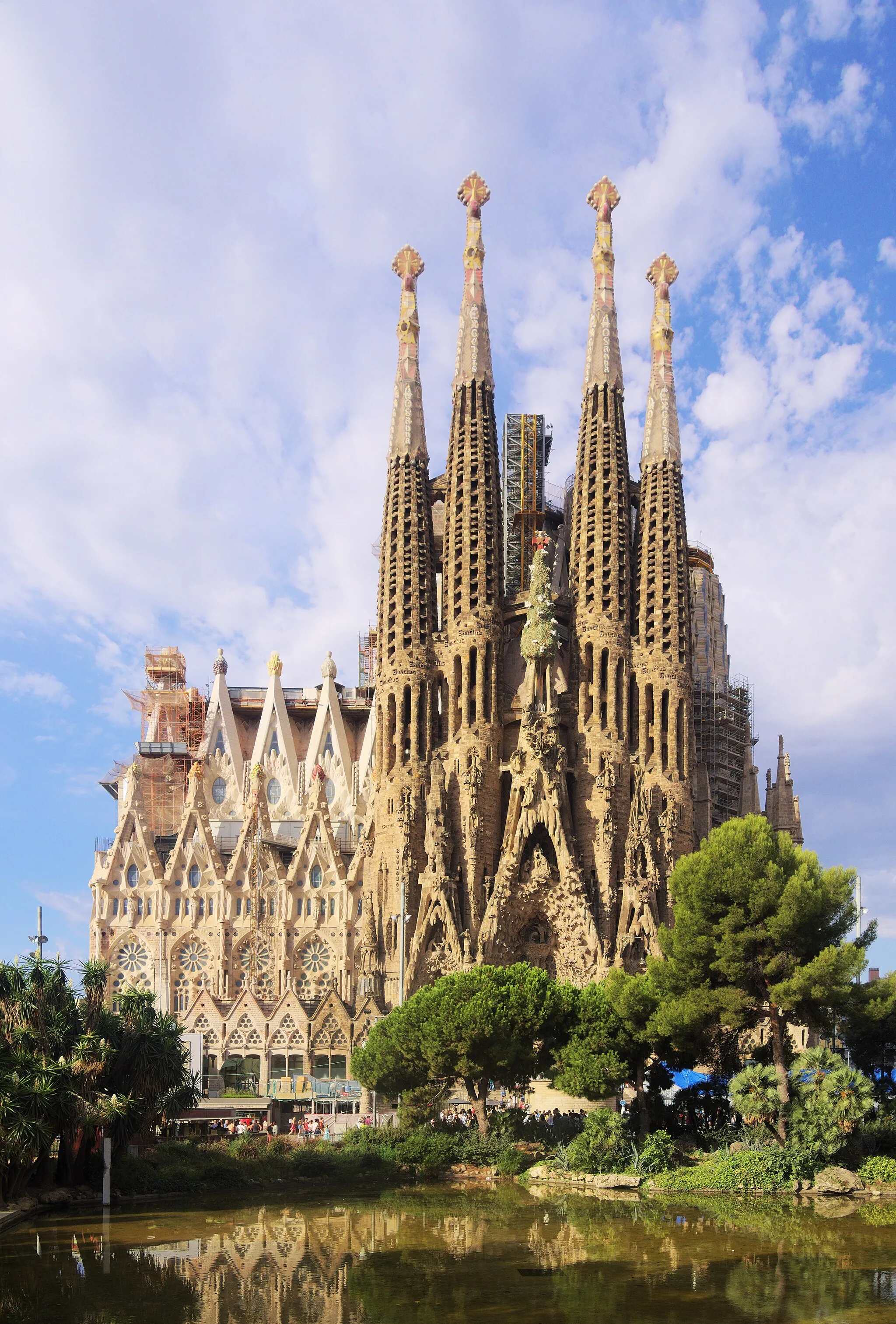 Photo showing: View of Sagrada Familia from Placa de Gaudi. The cranes have been digitally removed.