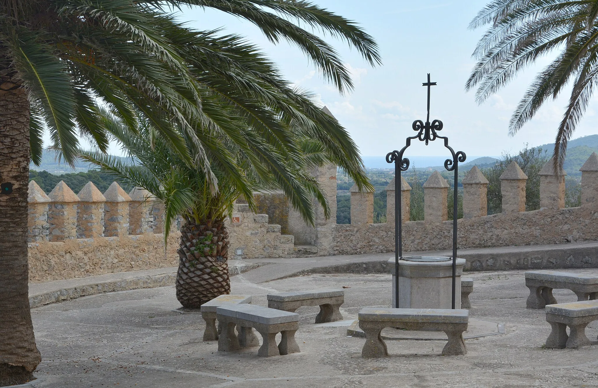 Photo showing: Fountain in the eastern courtyard of the Almudaina d'Artà