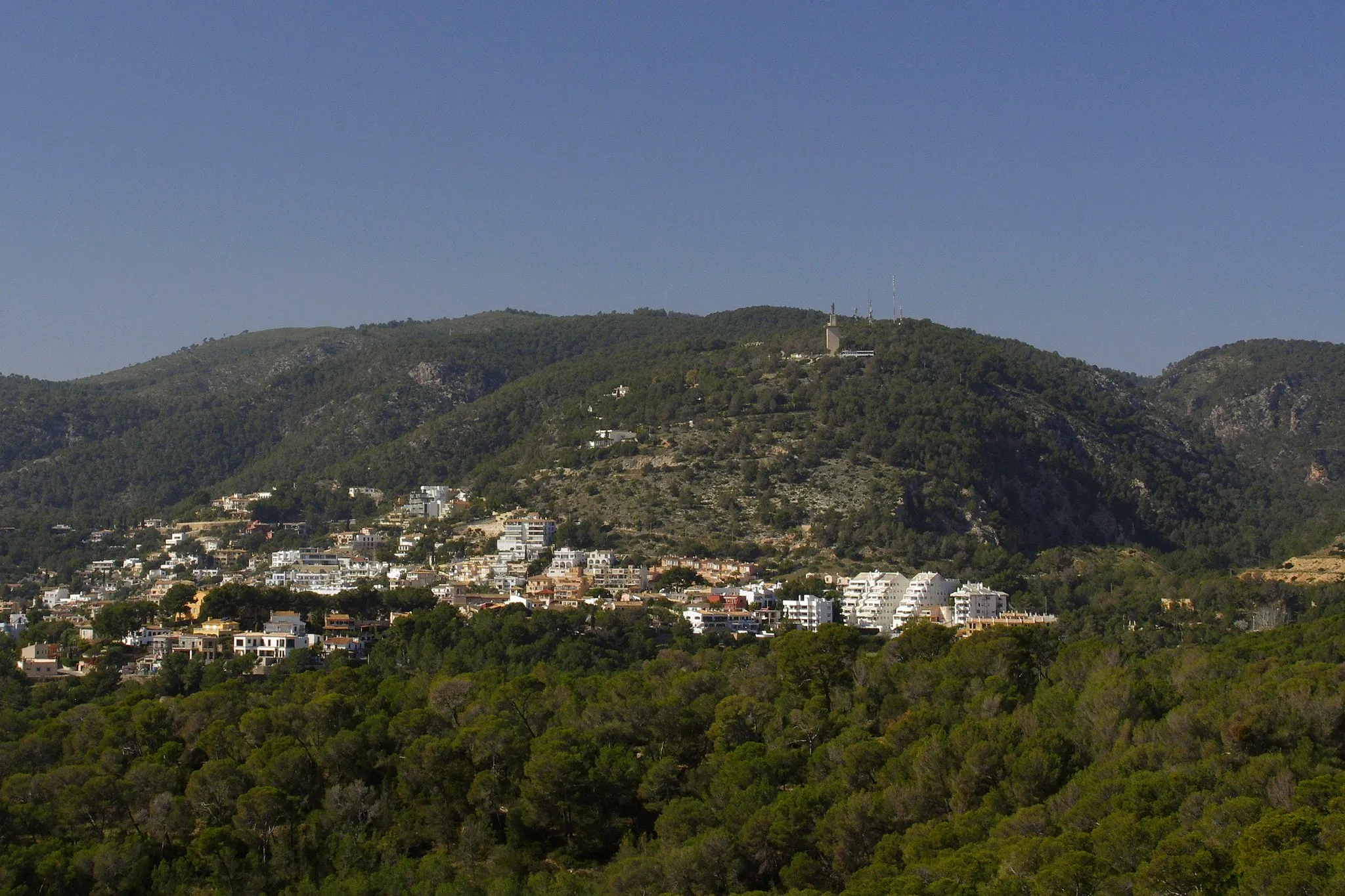 Photo showing: Serra de na Burguesa, mountain in Calvià, Mallorca; Serra de Tramuntana range, seen from Bellver Castle in Palma.