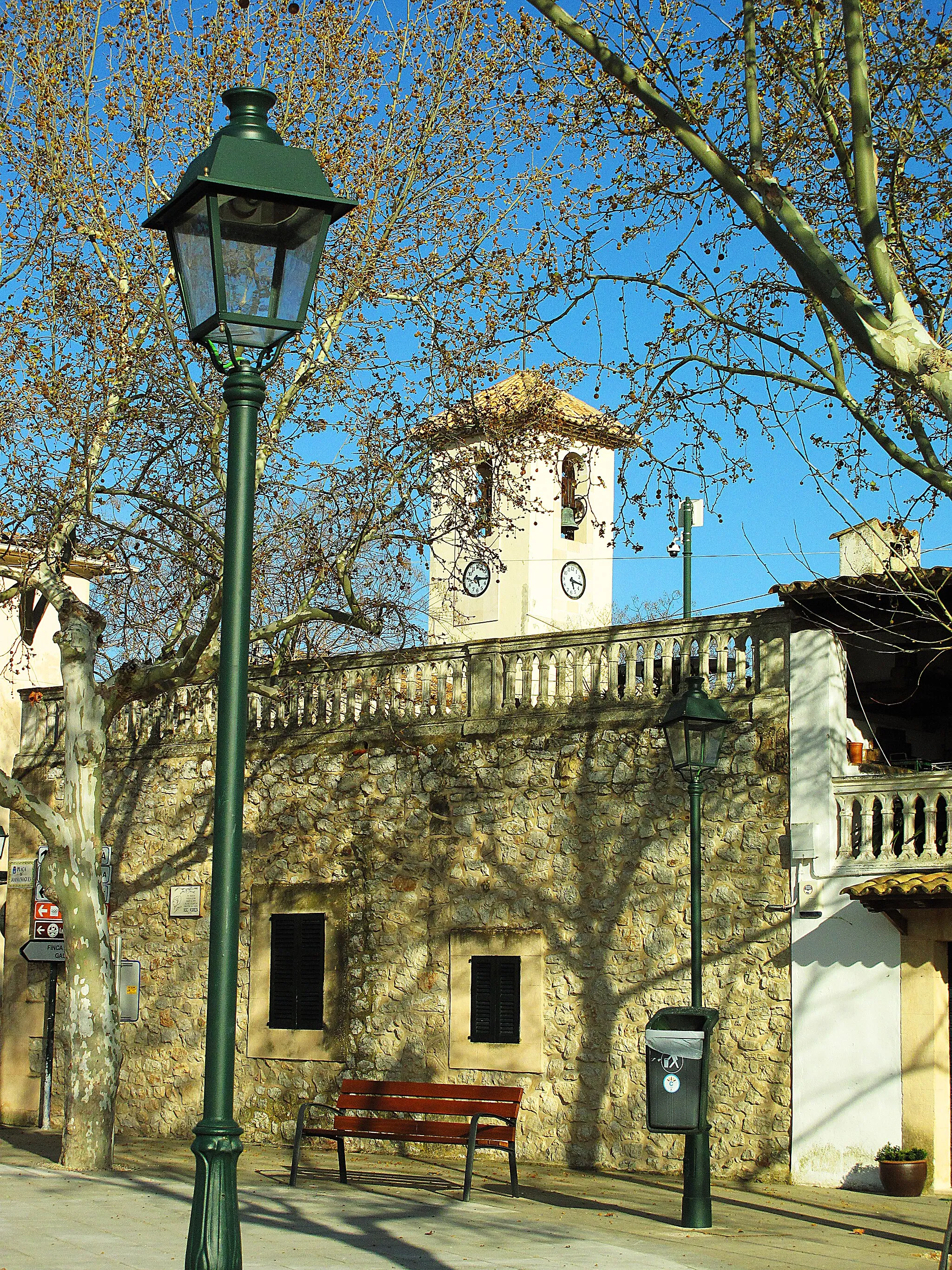 Photo showing: Plaça de Joana Nogués, al fons el campanar del Carme (es Capdellà, Calvià)